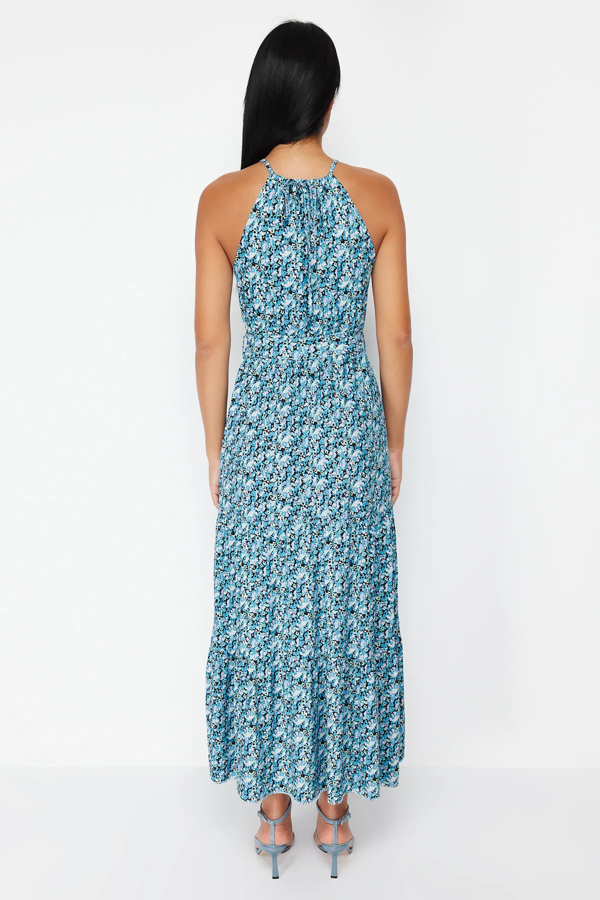 Trendyol Collection  Blaues geblümtes Skater-/Taillen-Neckholder-Maxikleid mit geripptem, dehnbarem Strick TWOSS24EL00418