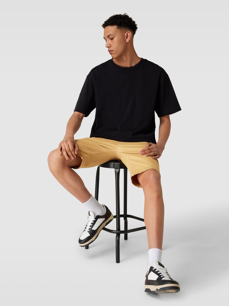 Slim Fit Chino-Shorts mit Eingrifftaschen in cognac