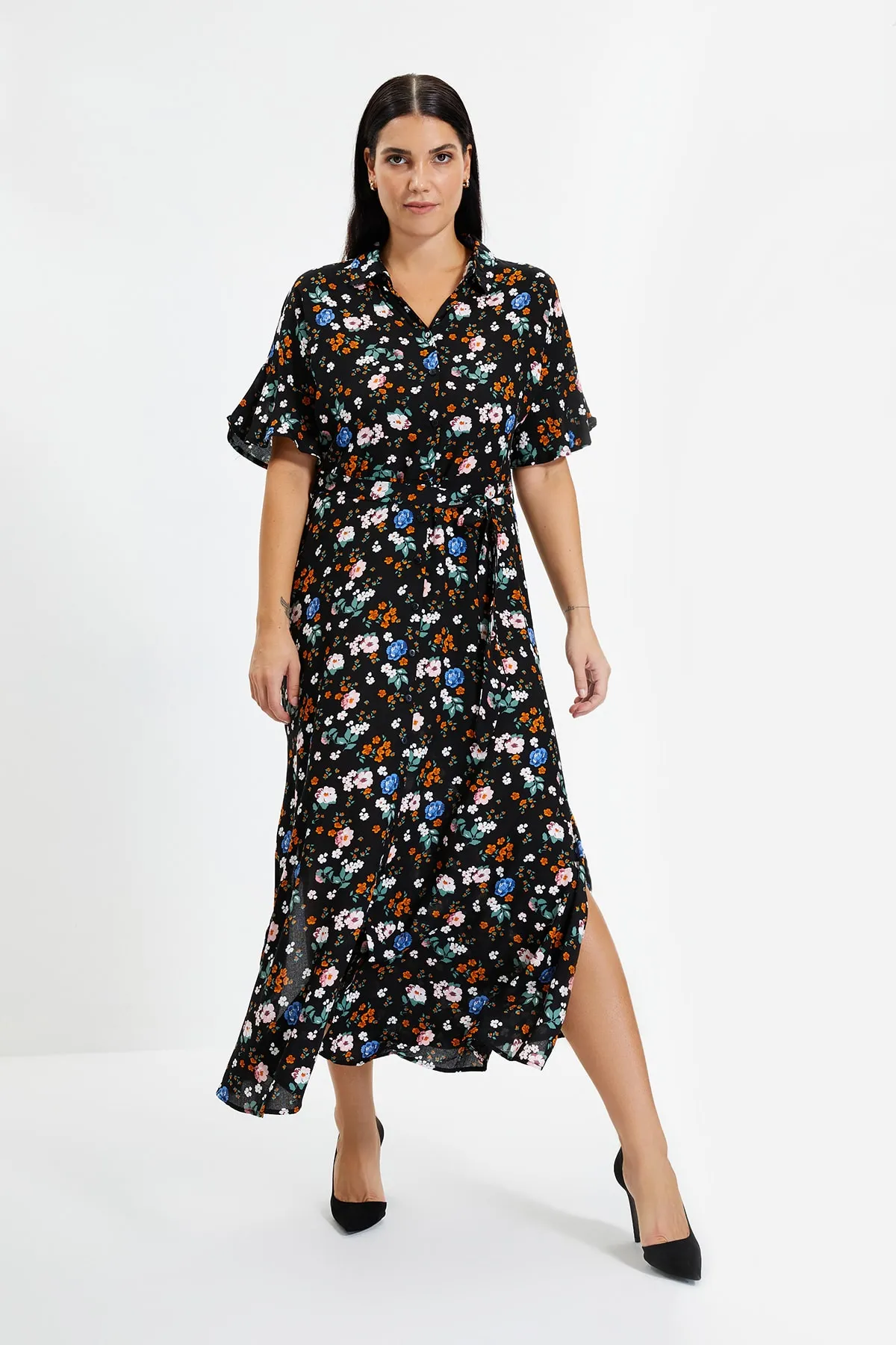 Trendyol Collection  Blaues Maxi-Hemdkleid aus gewebter Viskose mit Blumenmuster und Gürtel TWOSS19EL0094