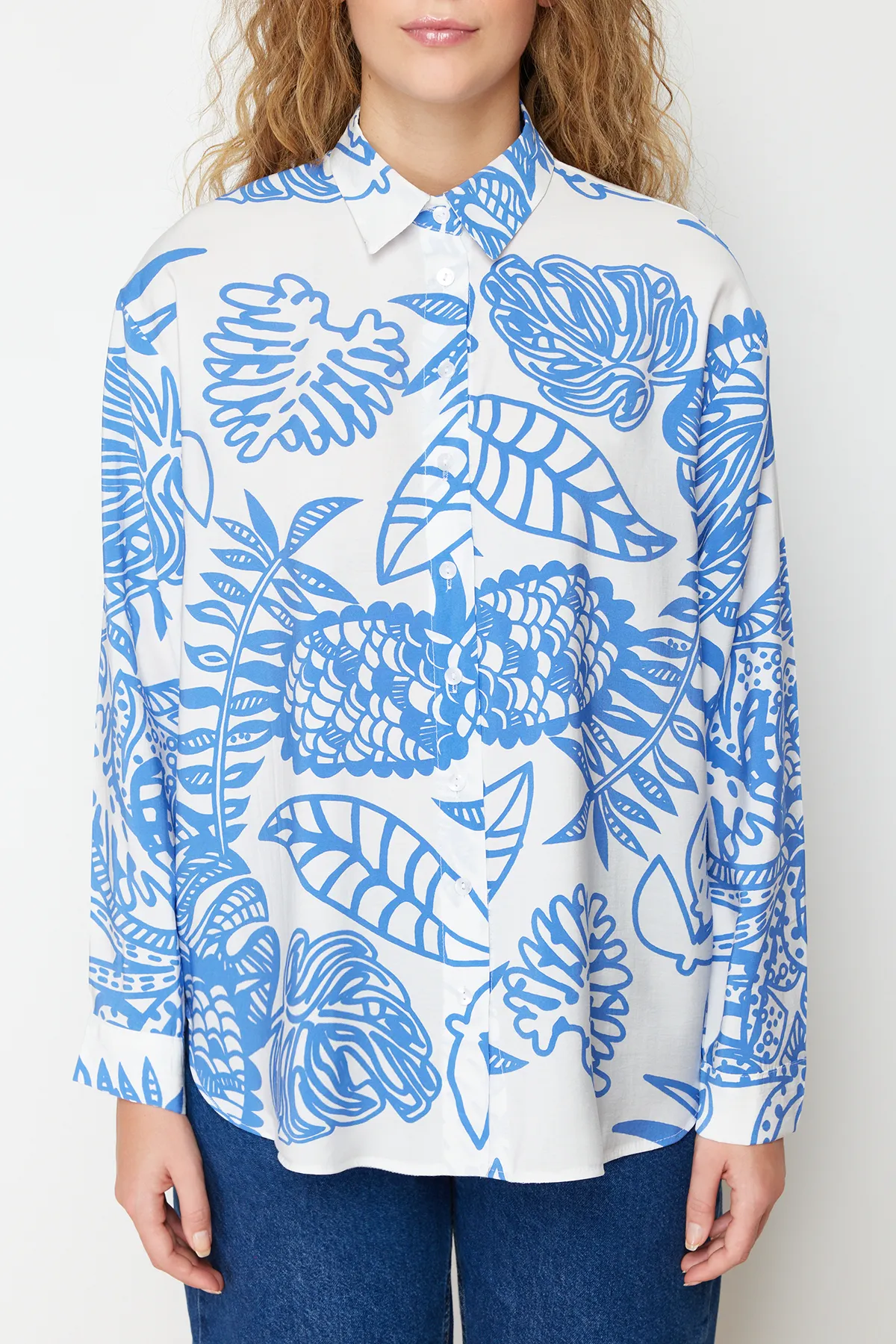 Trendyol Collection  Gemustertes, übergroßes/weites, gewebtes Hemd mit blauen Lilien-Stoff TWOSS24GO00096