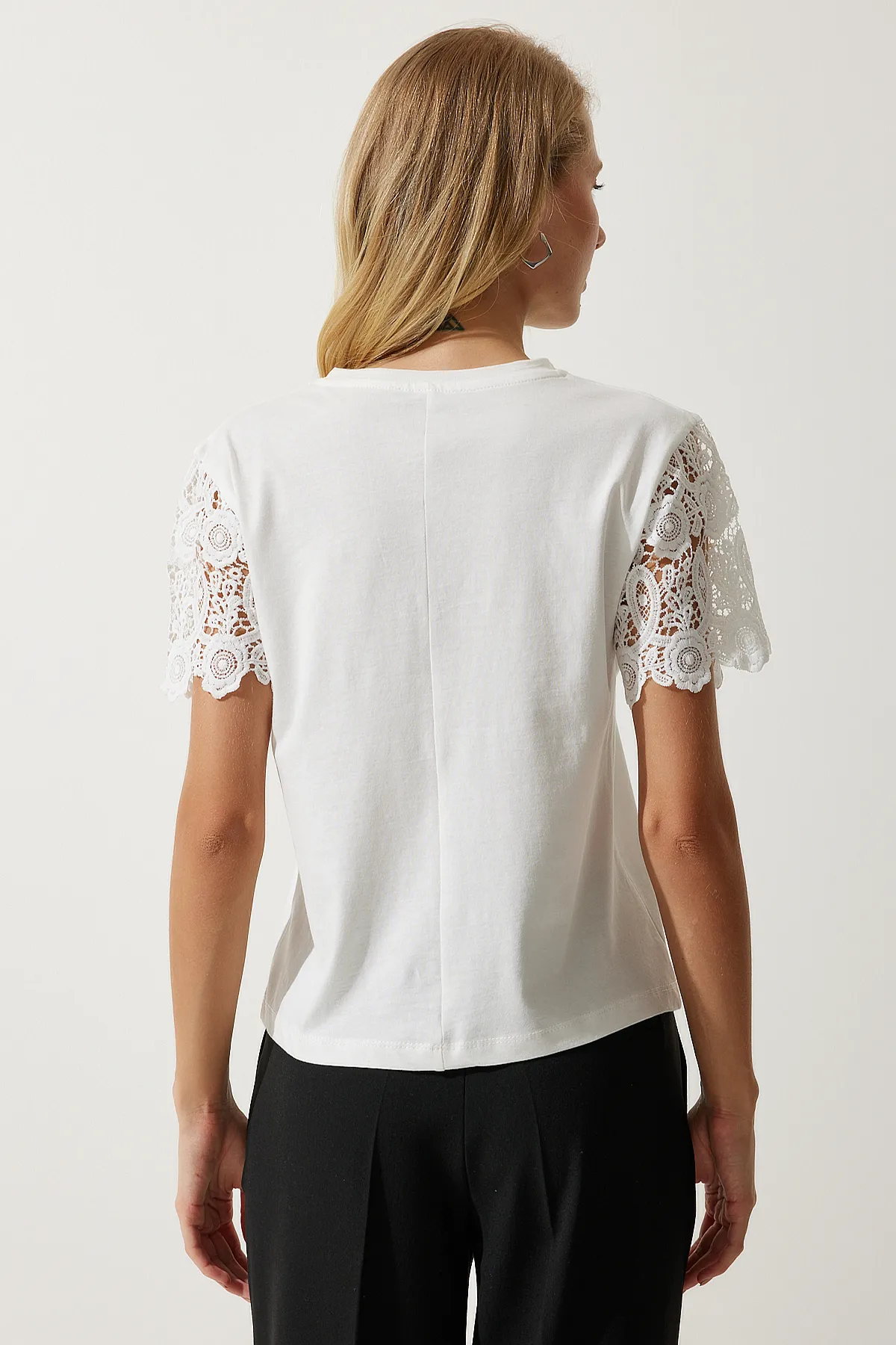 Happiness İstanbul  Damen-Strickbluse mit Guipure-Ärmeln in Ecru HF00450