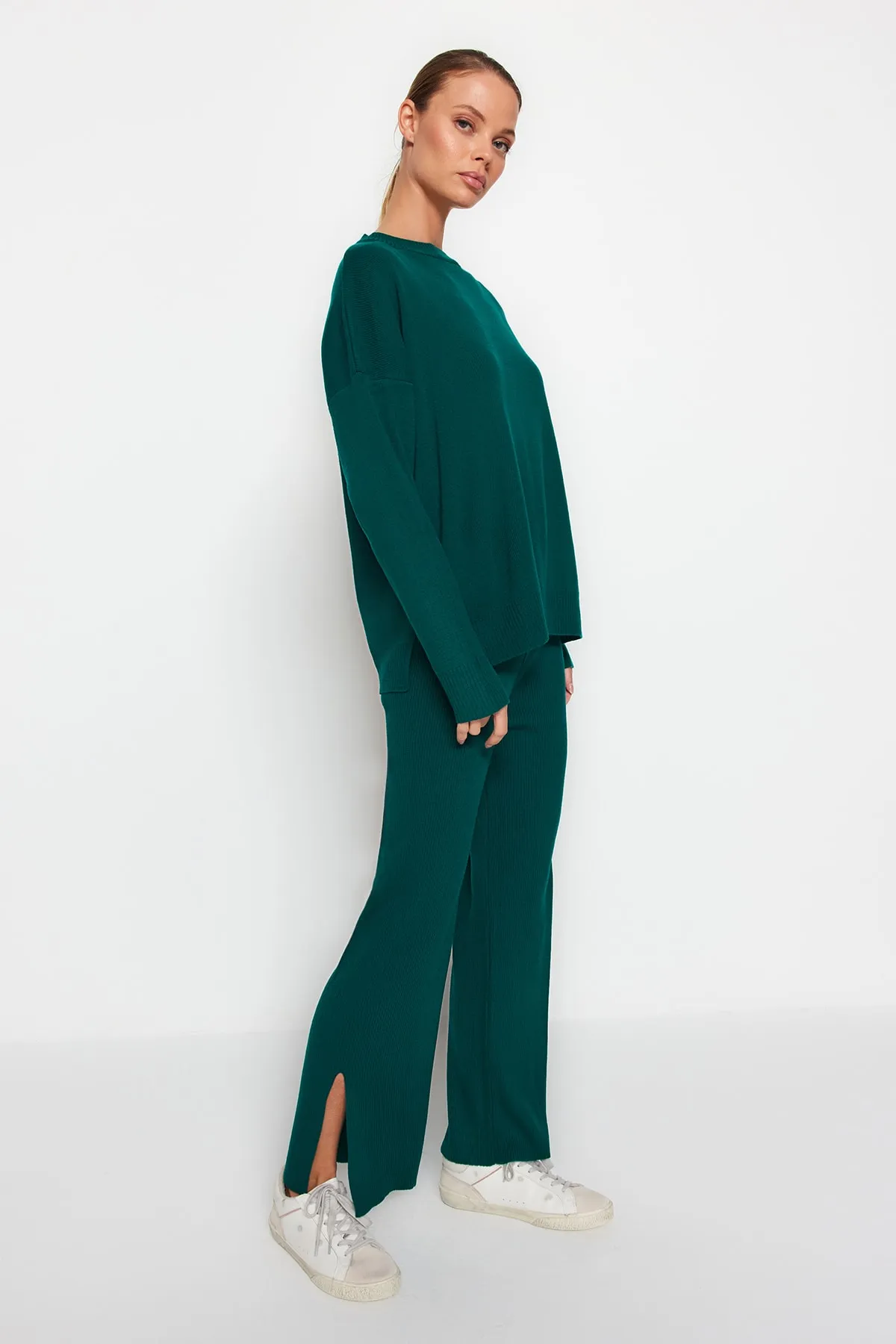 Trendyol Collection  Smaragdgrünes, weit geschnittenes Basic-Hosen-Set aus Strickoberteil und -unterteil TWOAW22AU0040