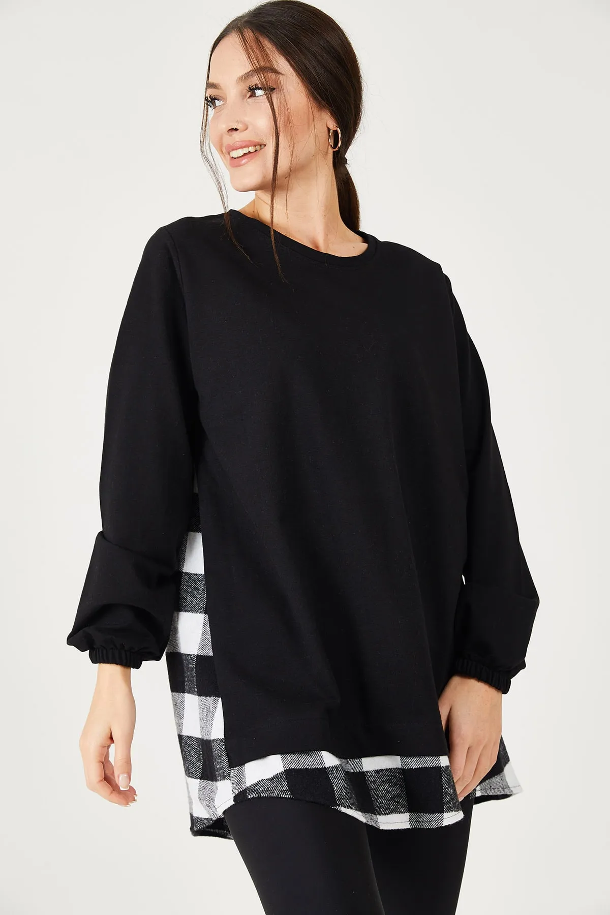armonika  Schwarzes Damen-Sweatshirt mit Karomuster auf der Rückseite ARM-21K024045