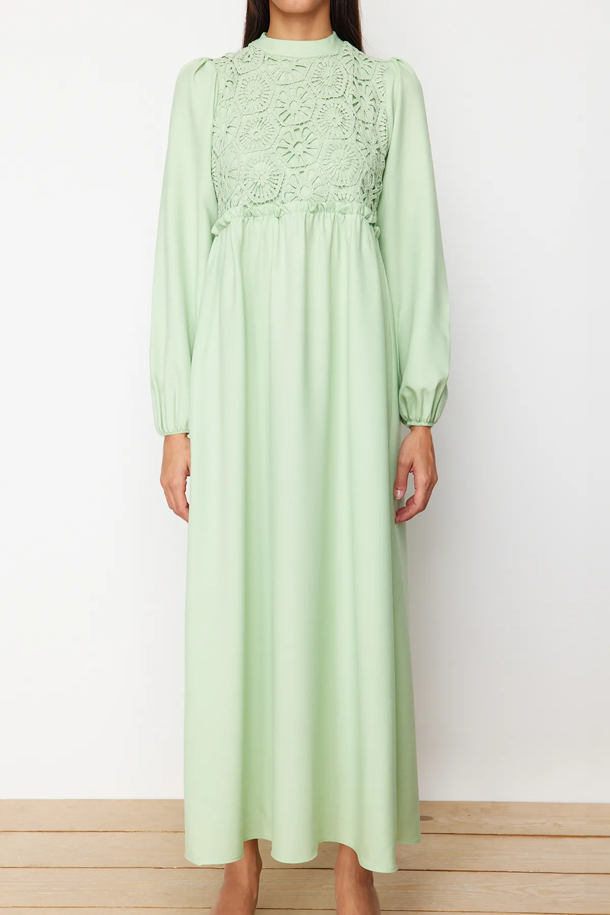 Trendyol Modest  Grünes gewebtes Kleid mit Guipure-Detail TCTAW24EB00110