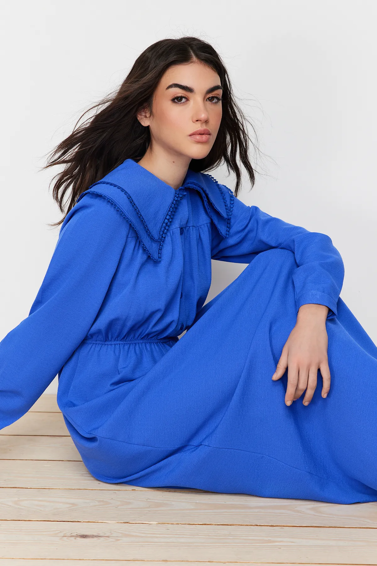 Trendyol Modest  Blaues, gewebtes Kleid in Leinenoptik mit Babykragen TCTSS24EB00061