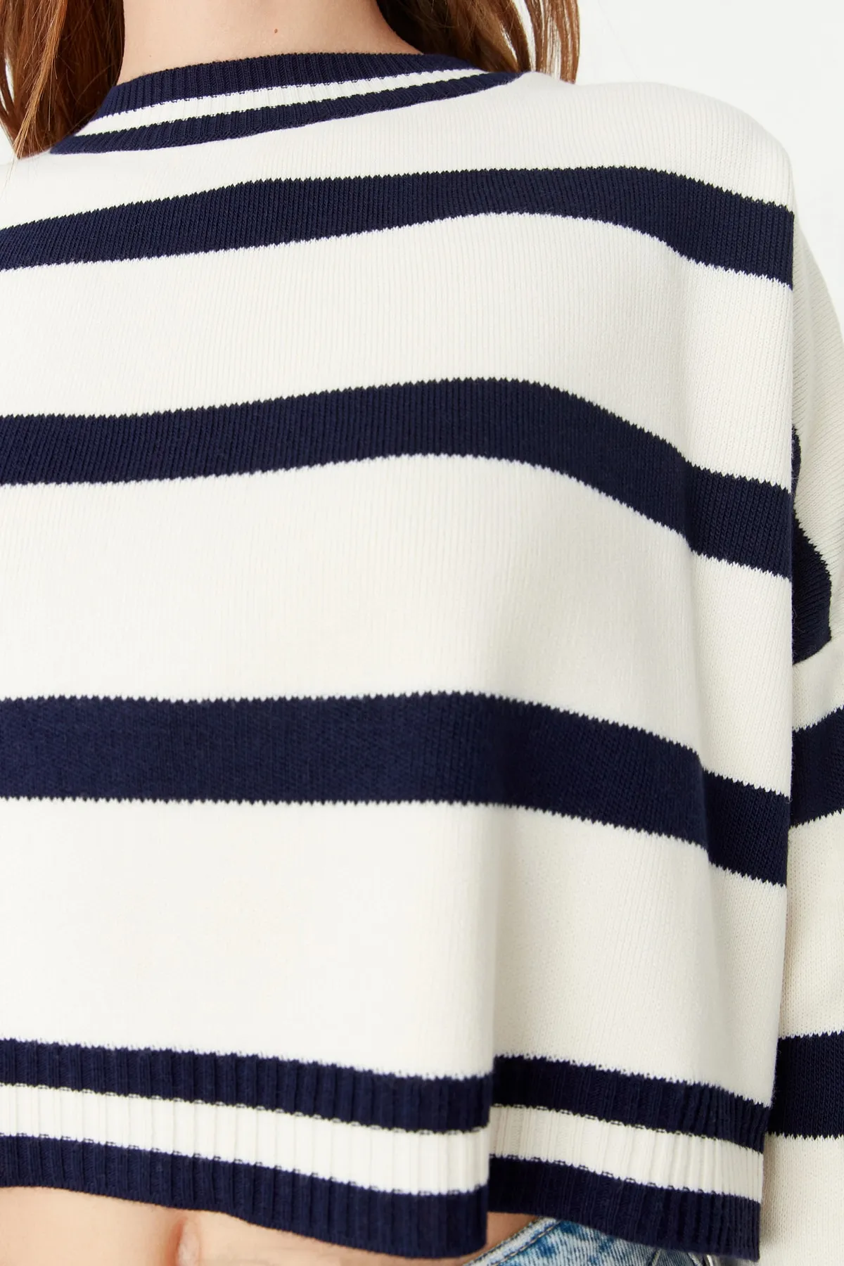 Trendyol Collection  Ecrufarbener, kurzer Strickpullover mit Streifen TWOAW23KZ00205