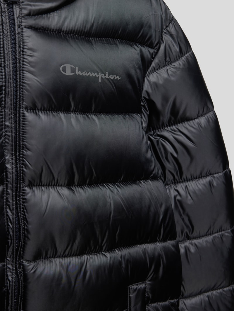 Steppjacke mit Kapuze in schwarz