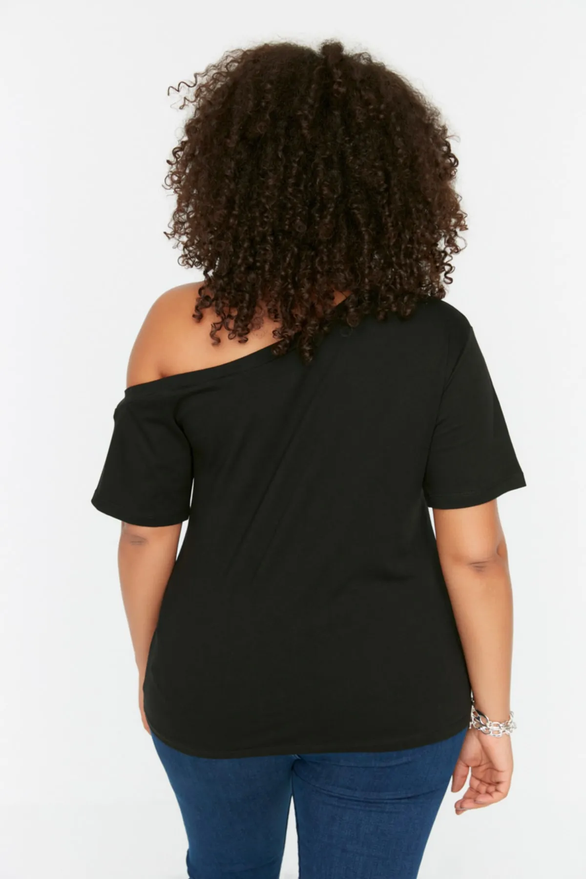 Trendyol Curve  Schwarze, schulterfreie, detaillierte Strickbluse TBSSS22AF0052