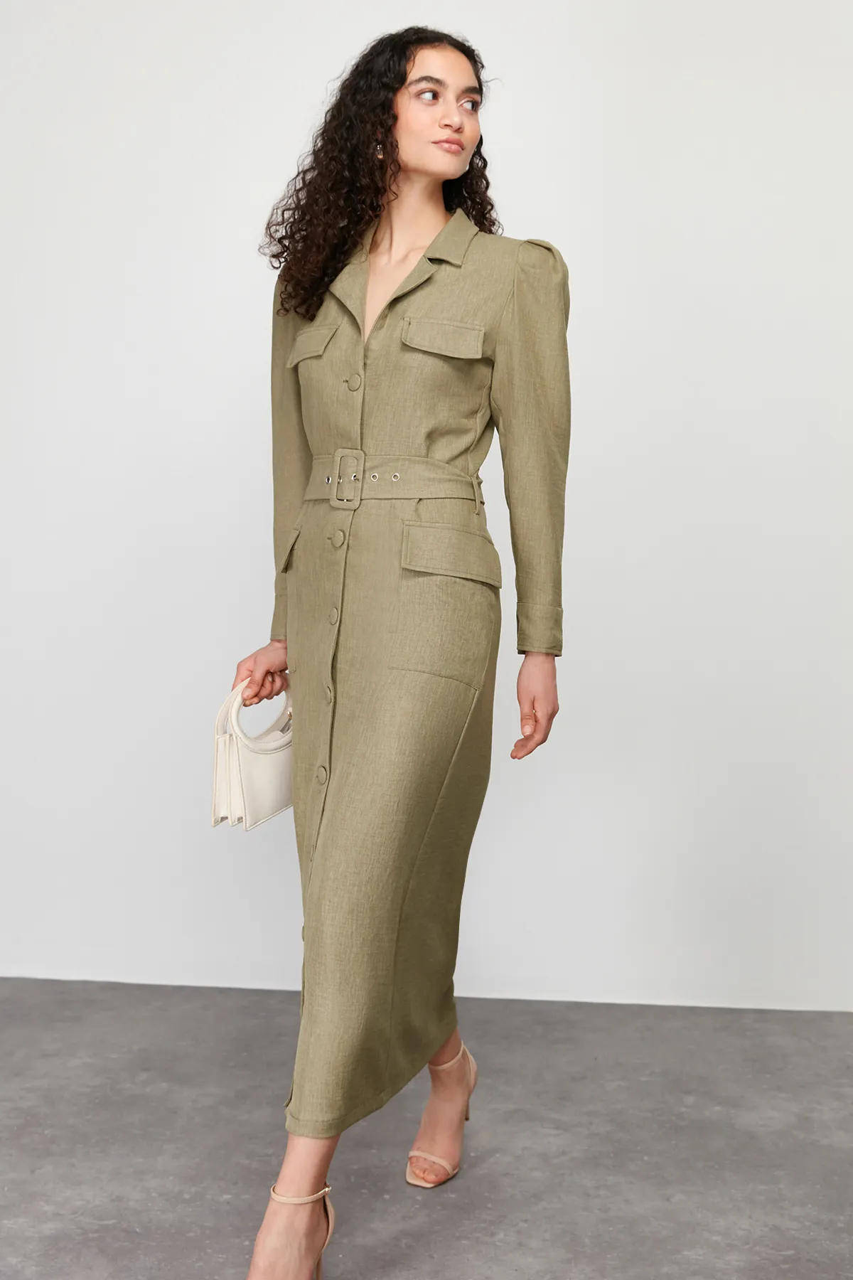 Trendyol Modest  Khakifarbenes, gewebtes Hemdblusenkleid in Leinenoptik mit Gürtel TCTSS24EB00017