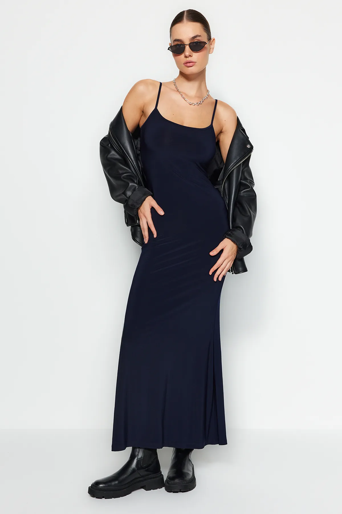Trendyol Collection  Marineblaues tailliertes/tailliertes, dehnbares Maxi-Bleistiftkleid aus Strick mit Trägern TWOSS23EL02435