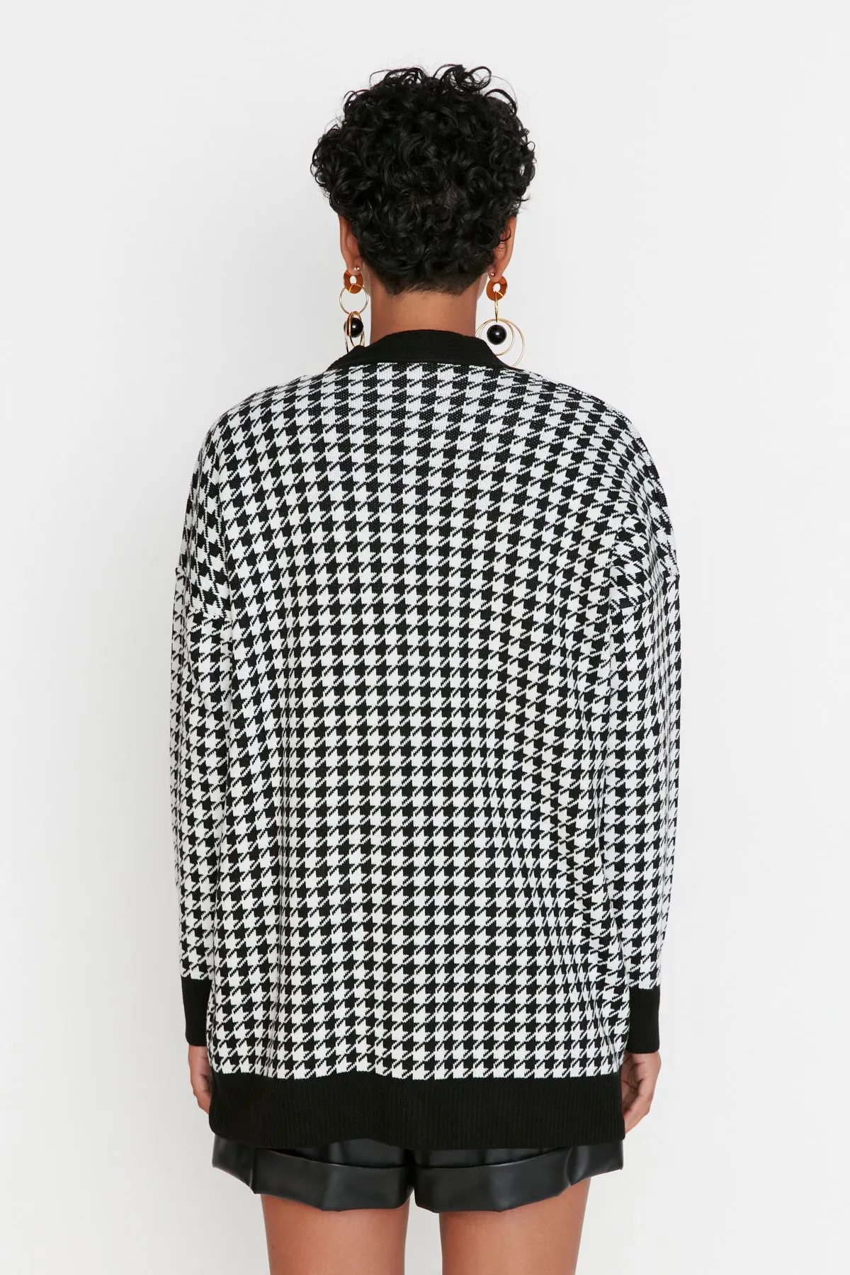 Trendyol Collection  Schwarzer Strick-Cardigan mit weiter Passform TWOAW22HI0179