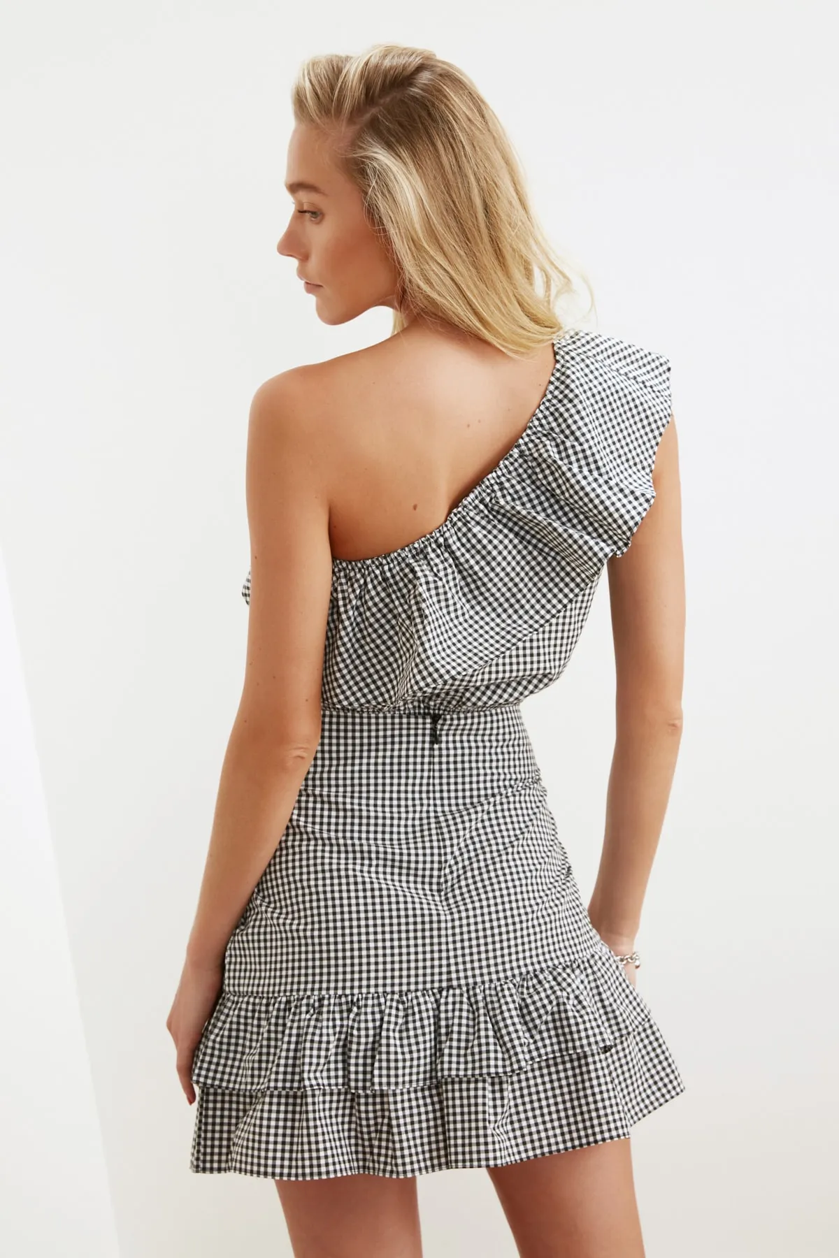 Trendyol Collection  Schwarzer Gingham-Anzug mit Rüschen an einer Schulter und Unterteil TBESS21AU0090