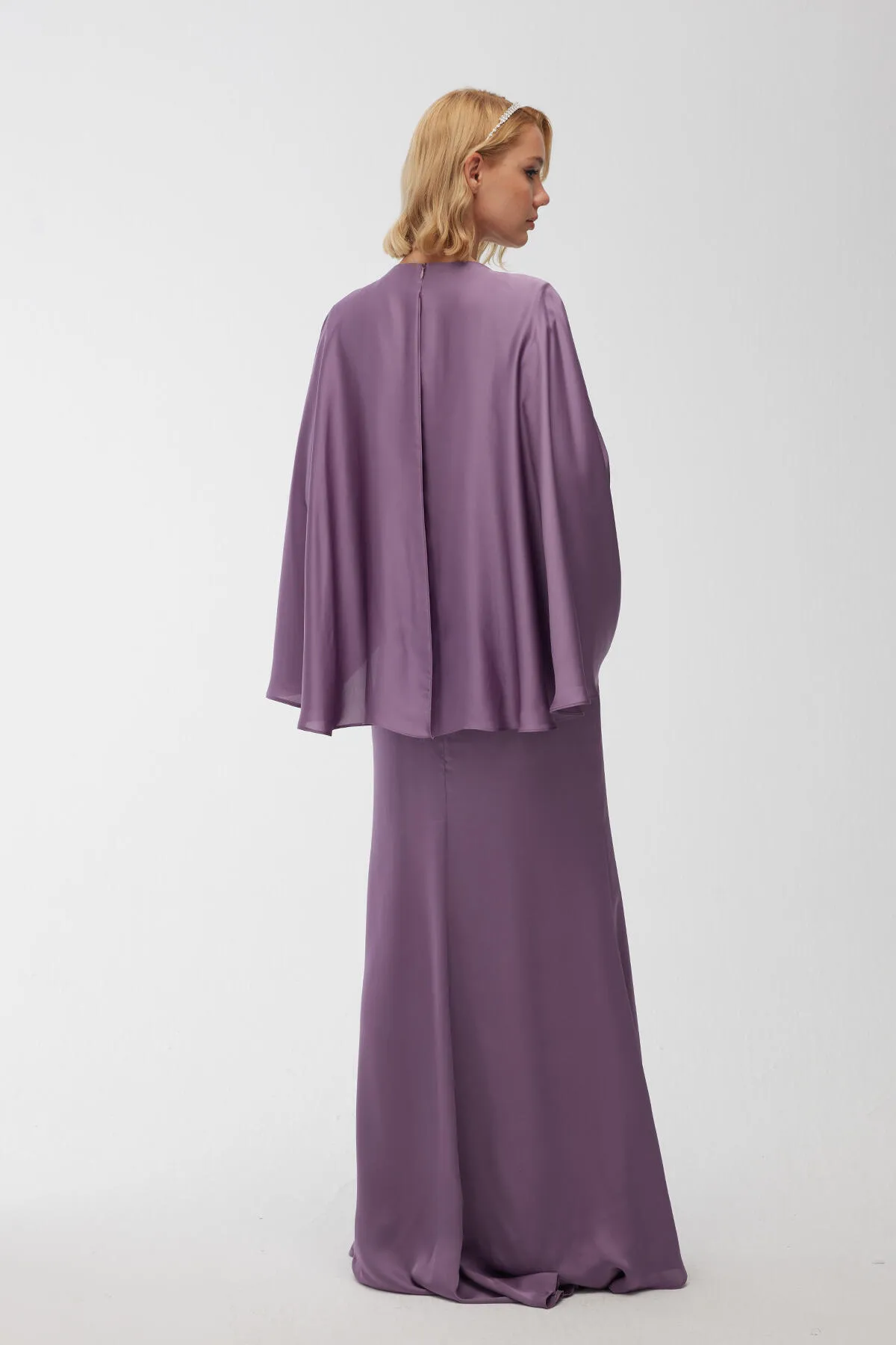 Manuka  Cape-Abendkleid aus Seidensatin in Lavendel