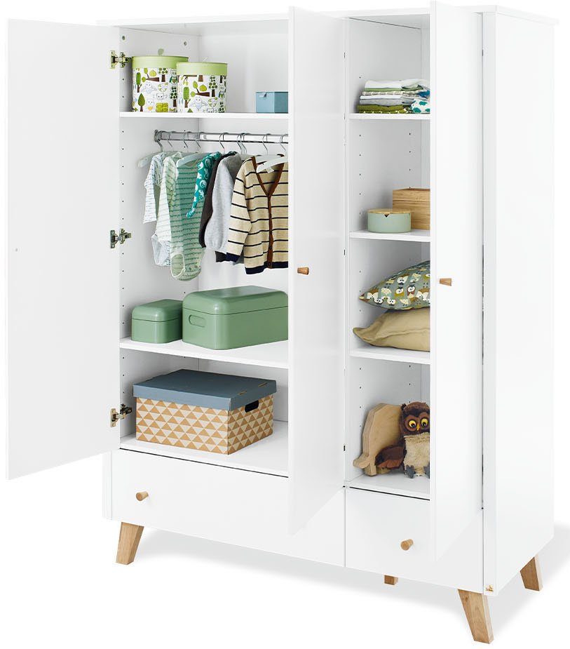 Pinolino® Babyzimmer-Komplettset Hilda & Pan, (Set, 4-St., Hausbett, Wickelkommode, Kleiderschrank, Wandregal), breit groß; Hausbett, Wickelkommode, 3-trg. Kleiderschrank & Wandregal
