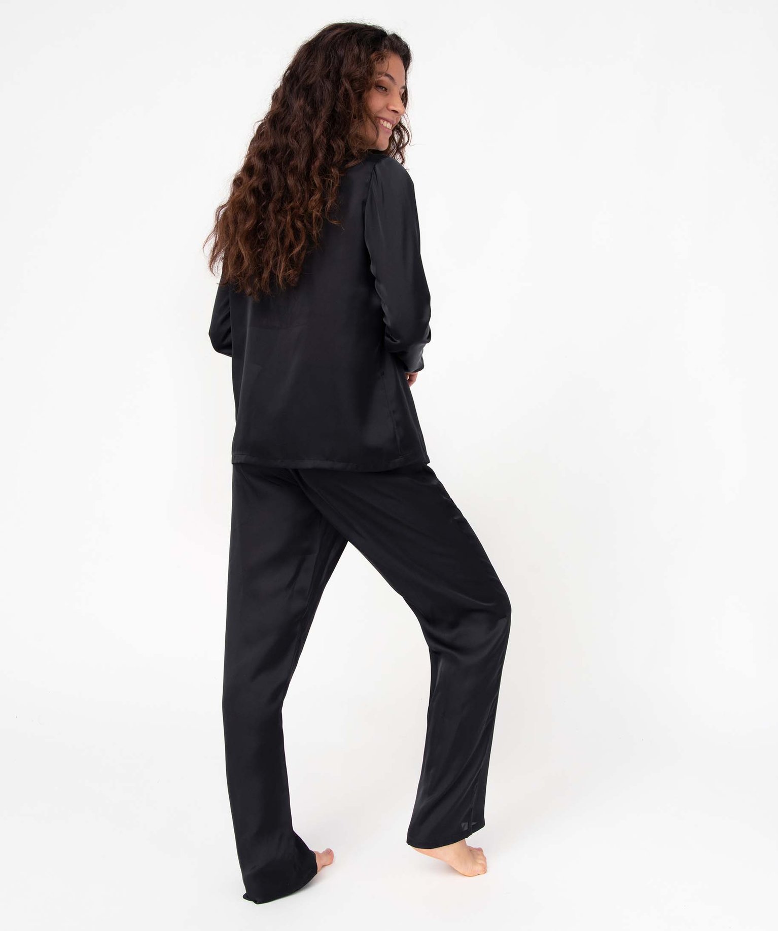 Pyjama femme en matière satinée avec liseré scintillant noir | GEMO