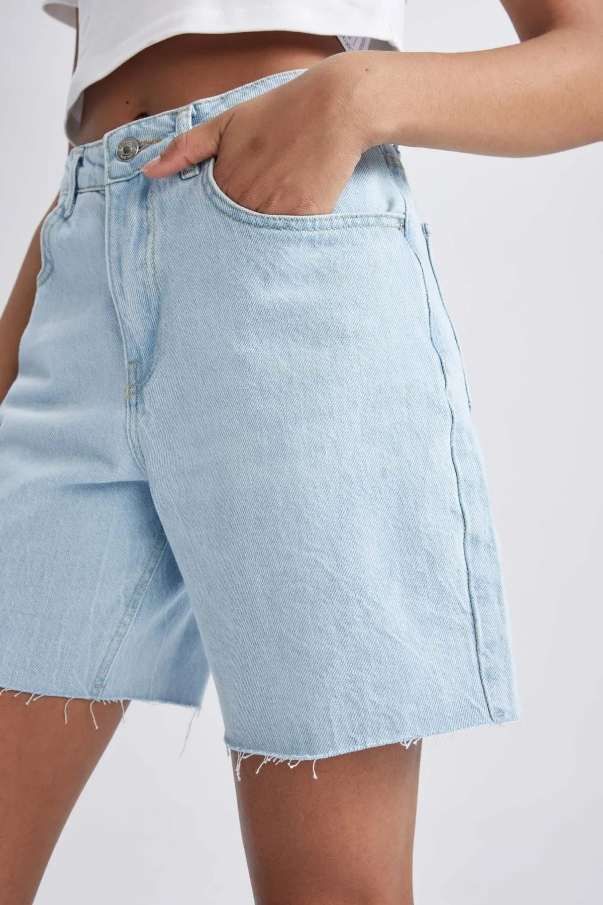 DeFacto  Jeans mit normaler Taille und abgeschnittenem Beinende, 100 % Baumwolle, Bermuda A2684ax23sm