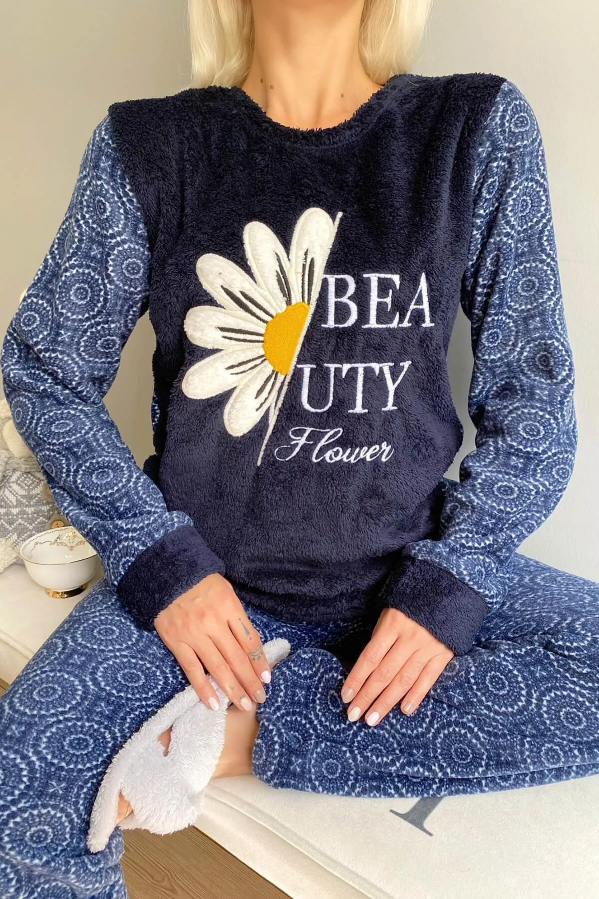 Pijamaevi  Marineblaues Damen-Pyjama-Set aus Plüsch mit Gänseblümchenmuster