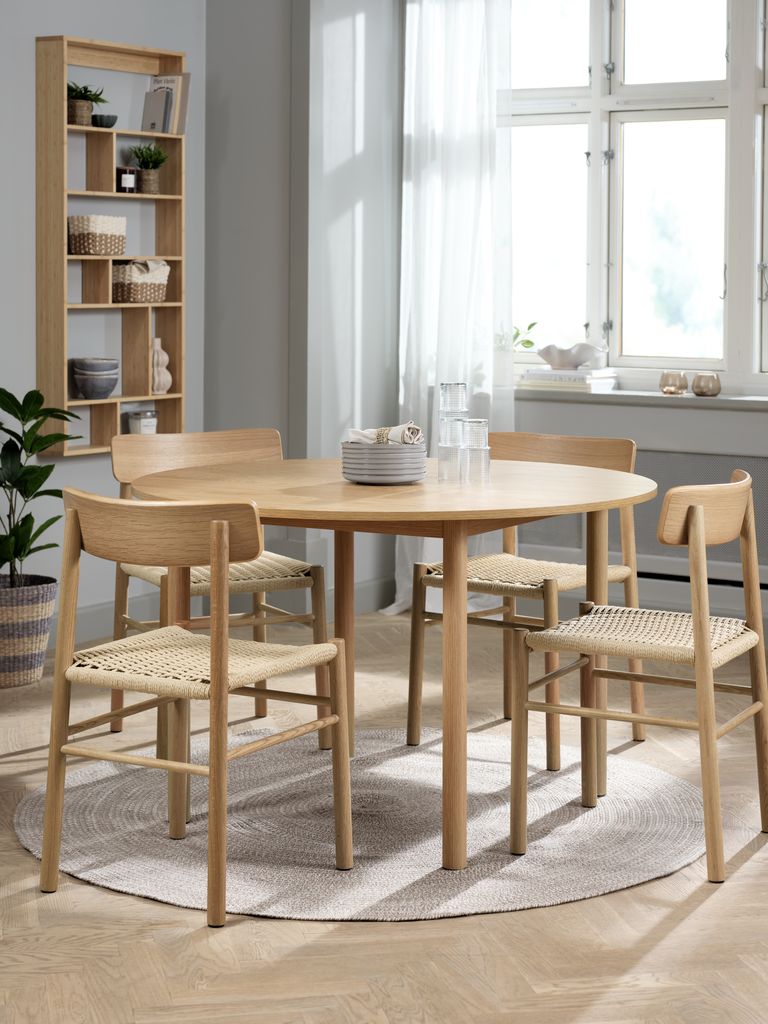 ALSTED ISLEV ALSTED Ø120 eikebord 4 ISLEV stol med eikearmlener