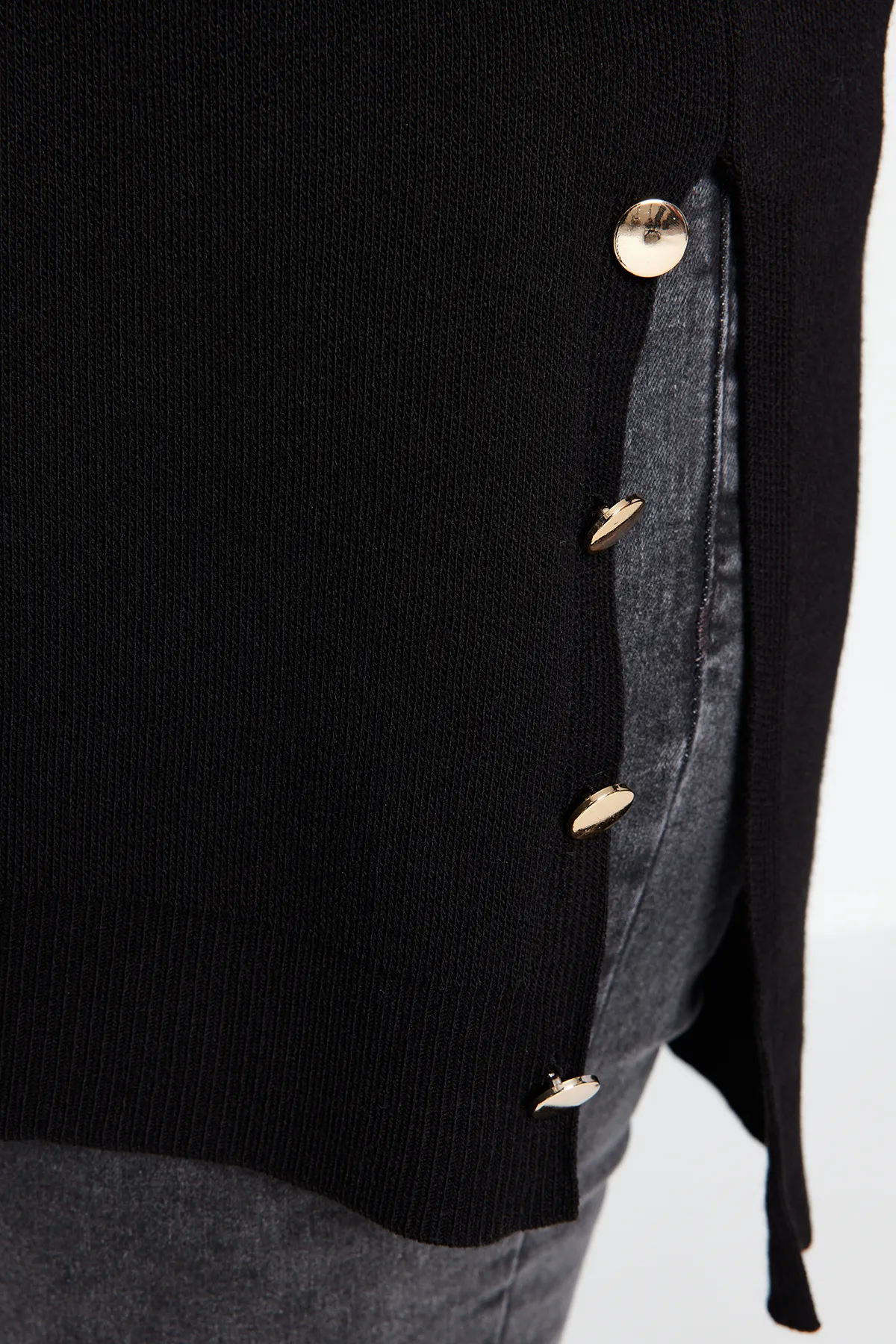 Trendyol Curve  Schwarzer Rollkragenpullover mit Knöpfen und detailliertem Rollkragen TBBAW24AN00076