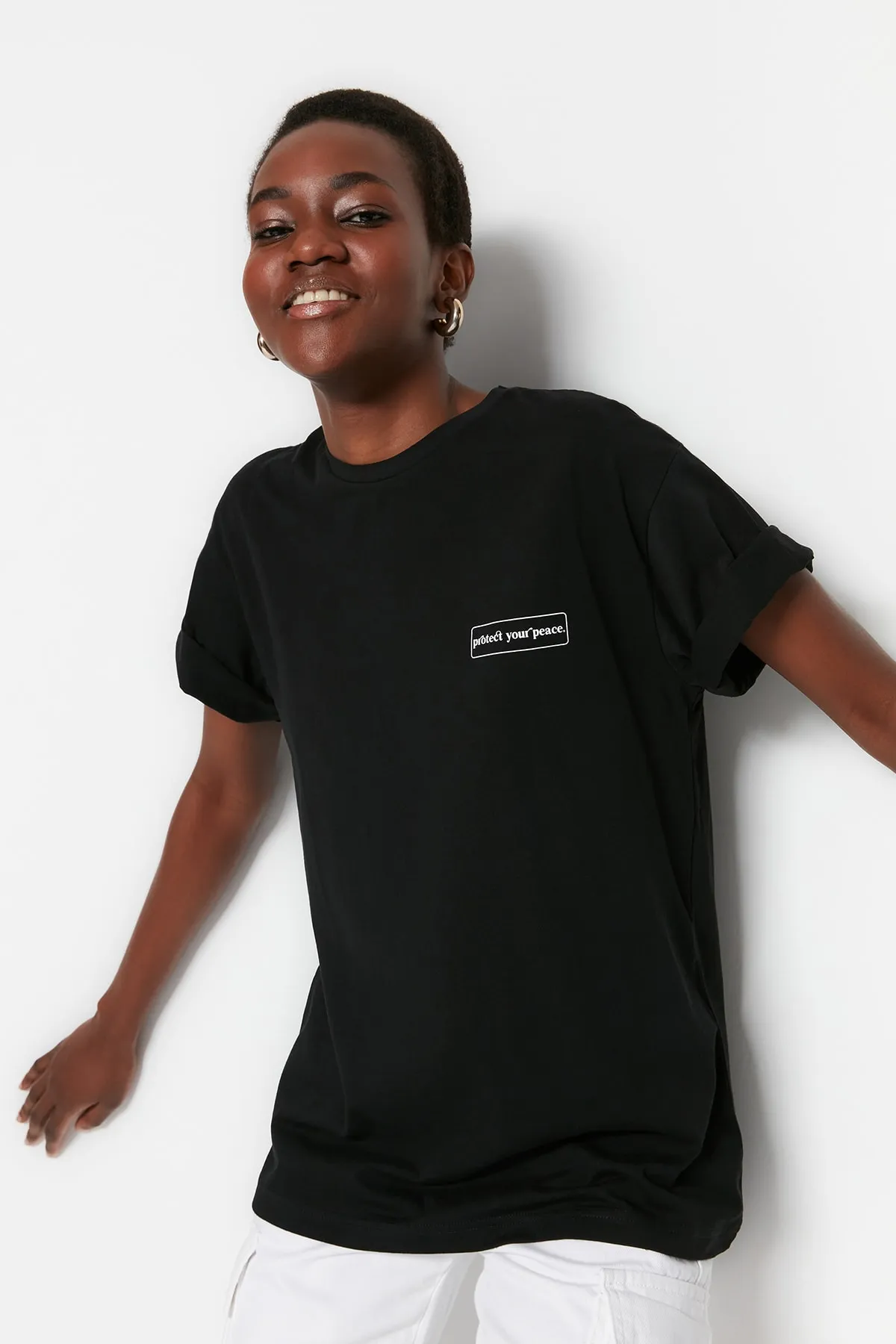 Trendyol Collection  Schwarzes, bedrucktes Boyfriend-Strick-T-Shirt mit Rundhalsausschnitt aus 100 % Baumwolle TWOSS23TS00113