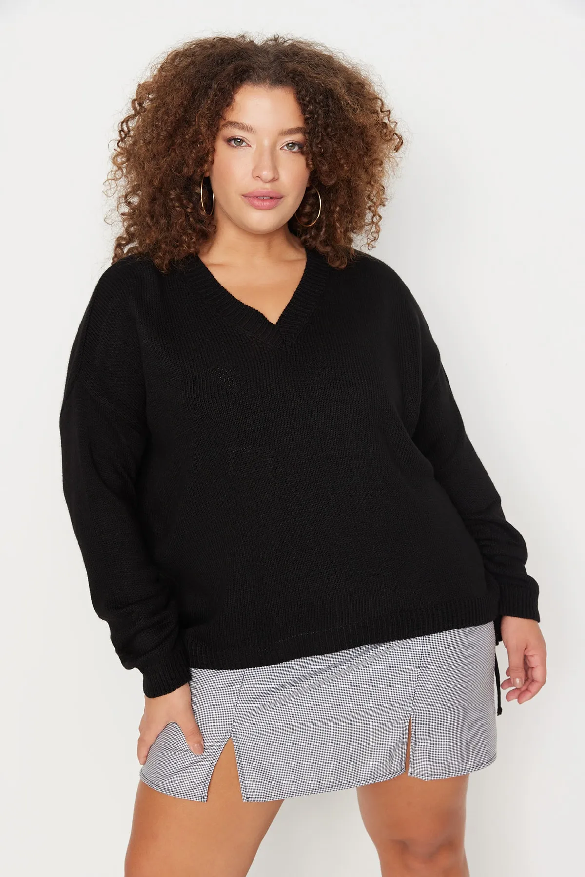 Trendyol Curve  Schwarzer, geraffter Strickpullover mit V-Ausschnitt und Ärmeln TBBAW23AN00023