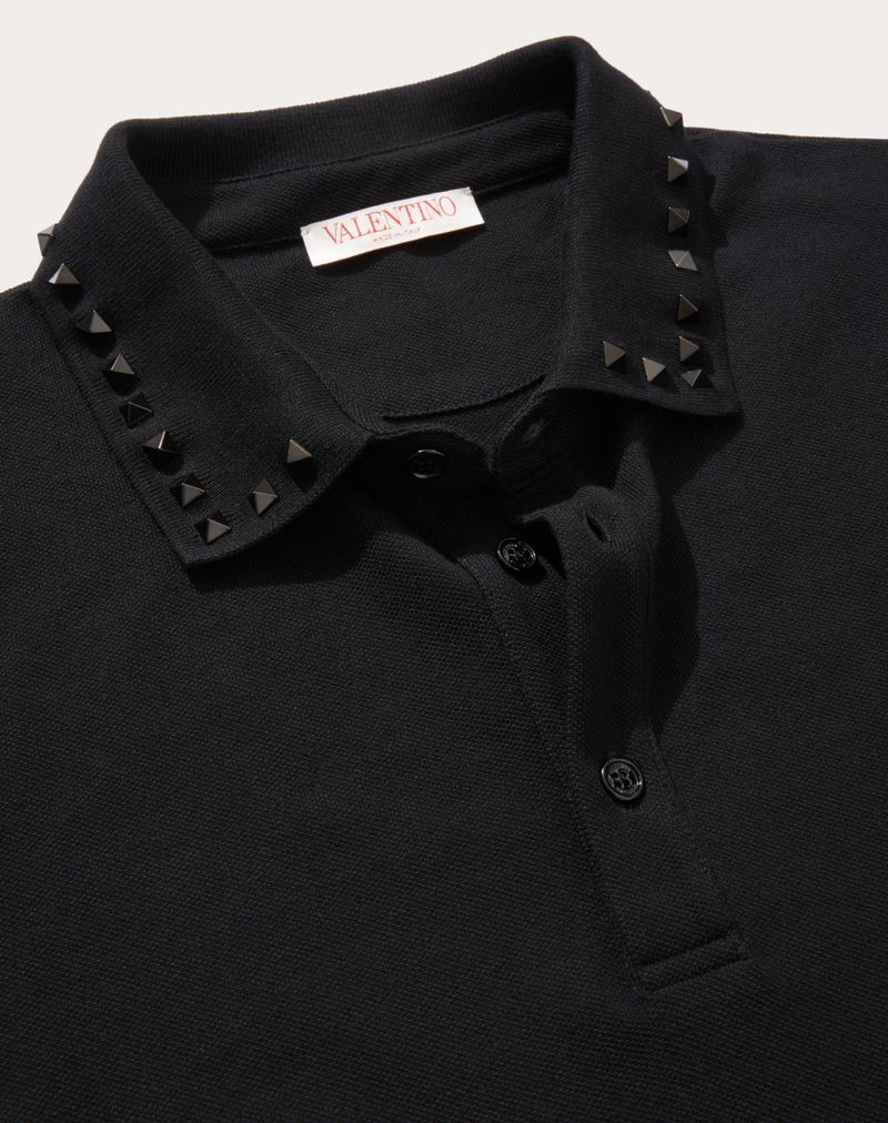 Camisa polo preta de algodão piqué com tachas, sem título.