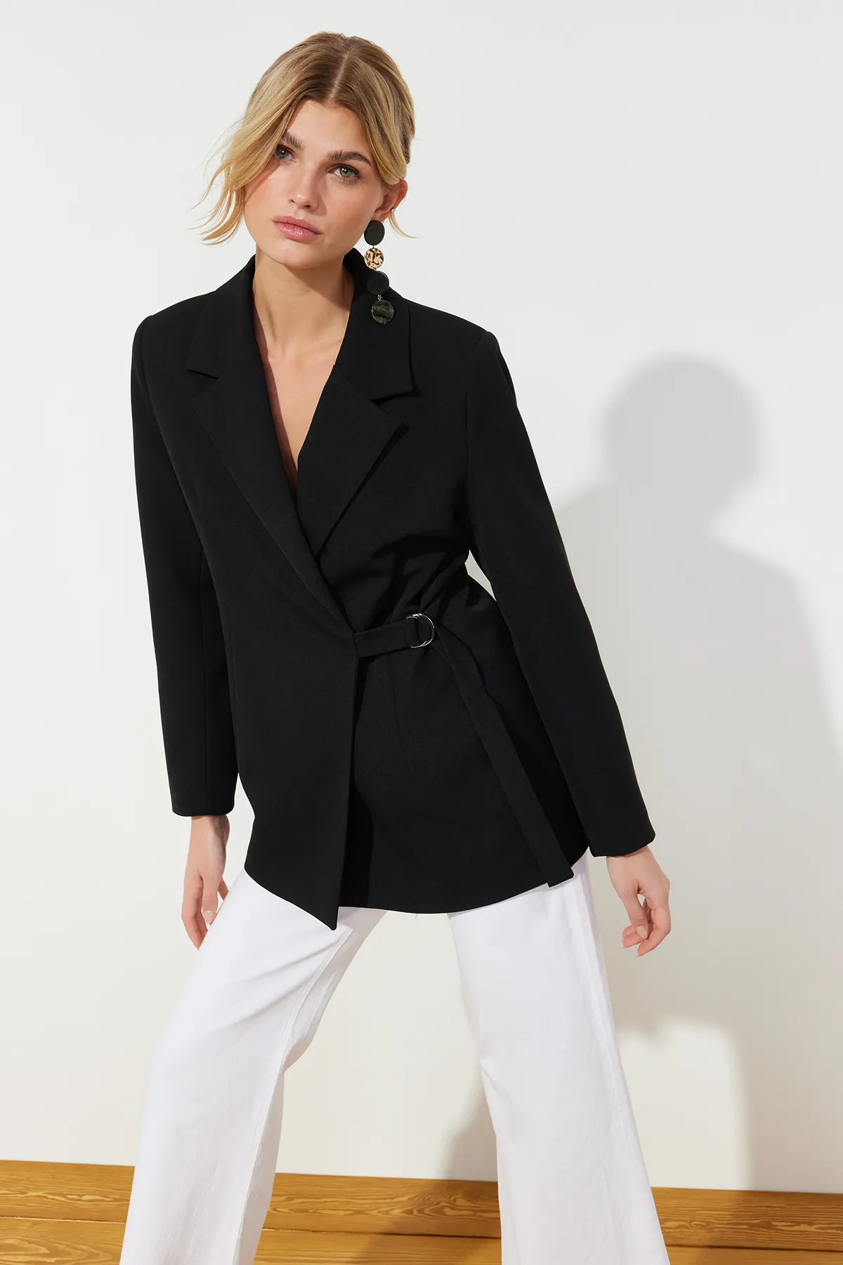 Trendyol Collection  Schwarze gewebte Accessoire-detaillierte reguläre Blazerjacke TWOSS24BC00012