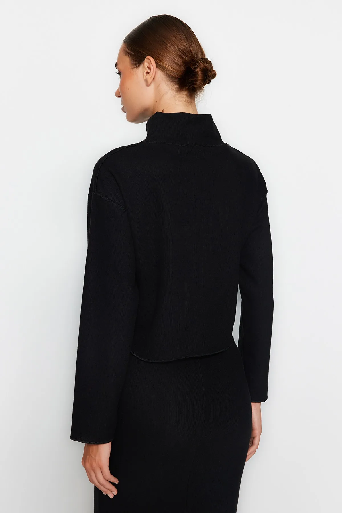 Trendyol Collection  Schwarze Strickbluse im Thessaloniki-/Strickwaren-Look, hoher Kragen, entspannte/bequeme Passform, niedrige Ärmel, TWOAW24BZ00092