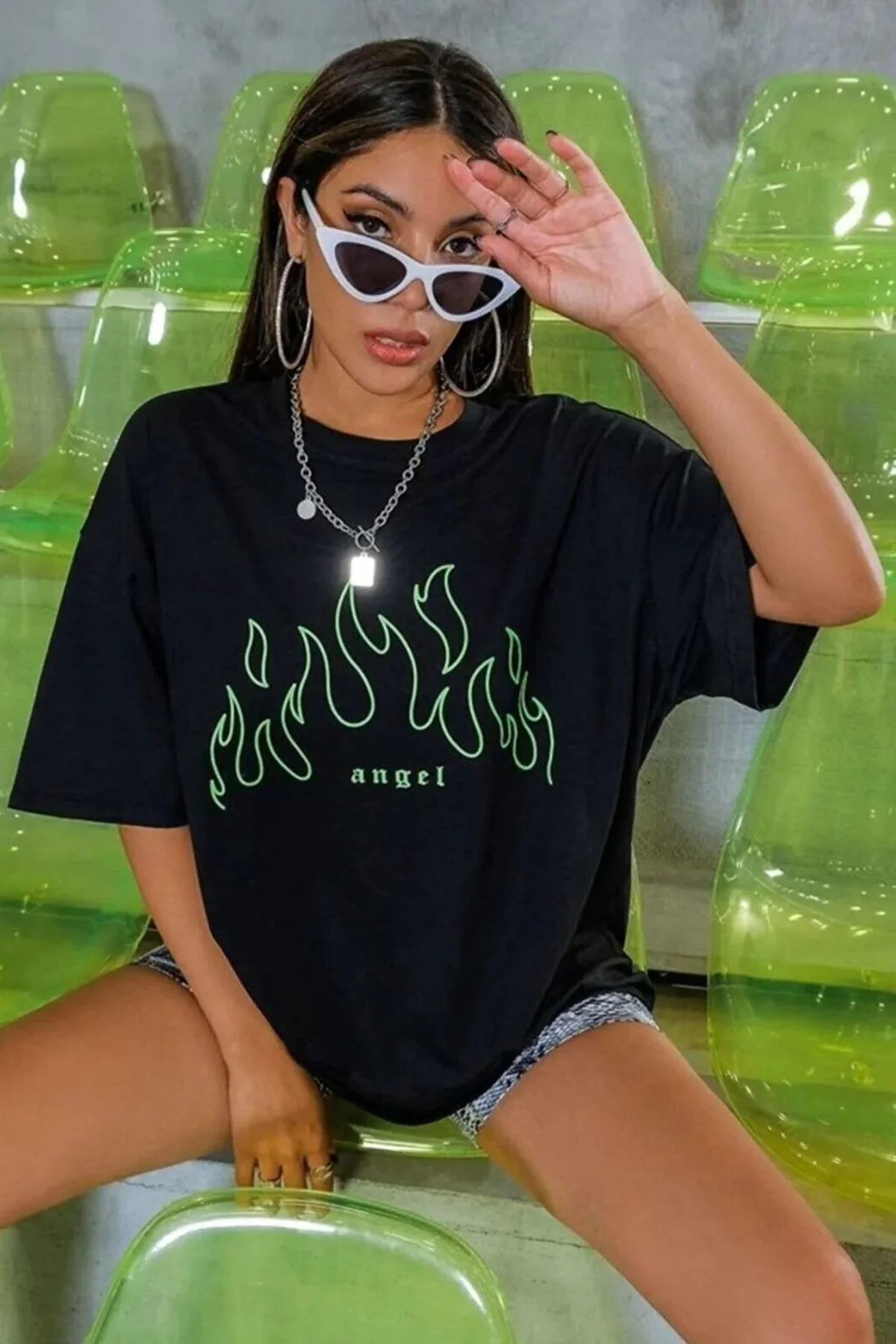 uyguntarz  T-Shirt mit grünem Engel-Print