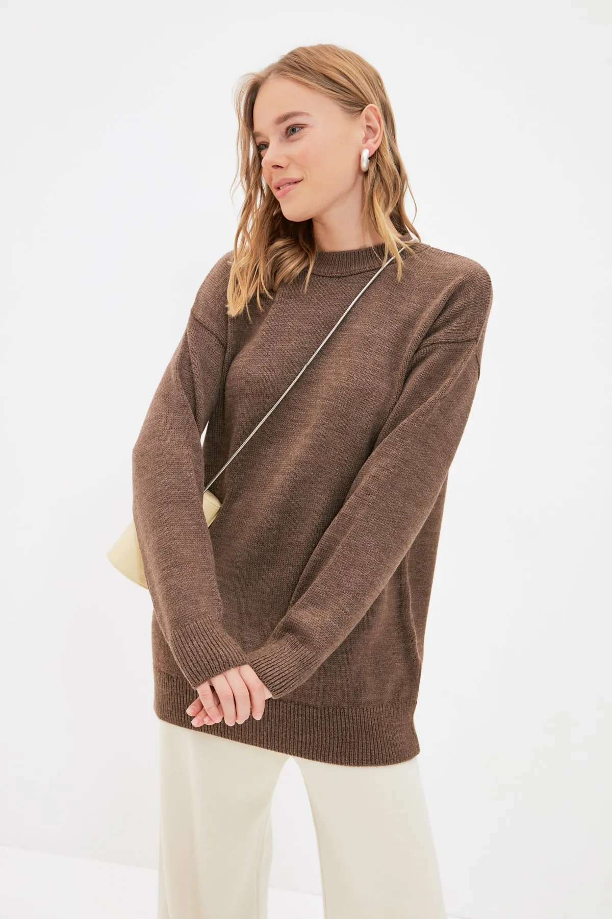 Trendyol Modest  Brauner Strickpullover mit hohem Kragen TCTAW22AK0045