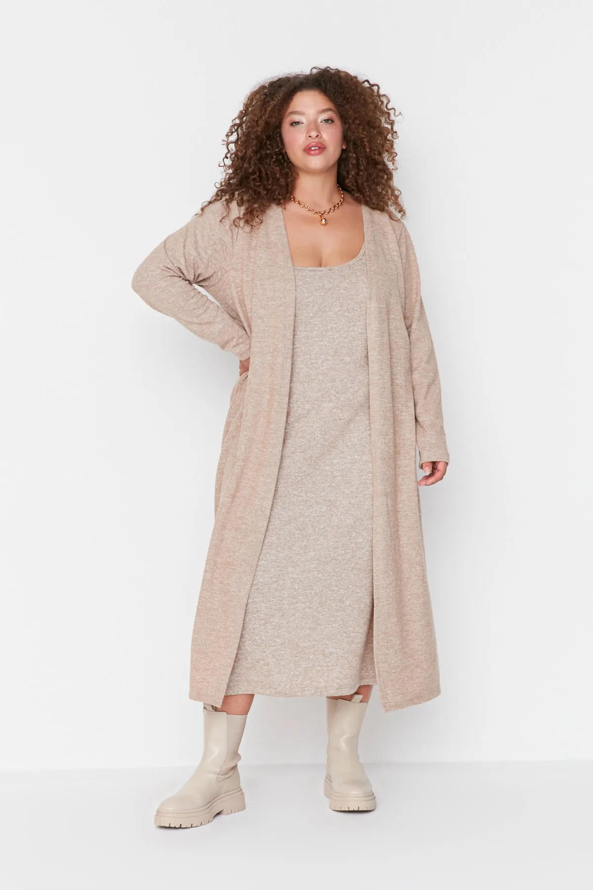 Trendyol Curve  Beigefarbenes, weiches Cardigan-Kleid-Strick-2-teiliges Set TBBAW23AH00004
