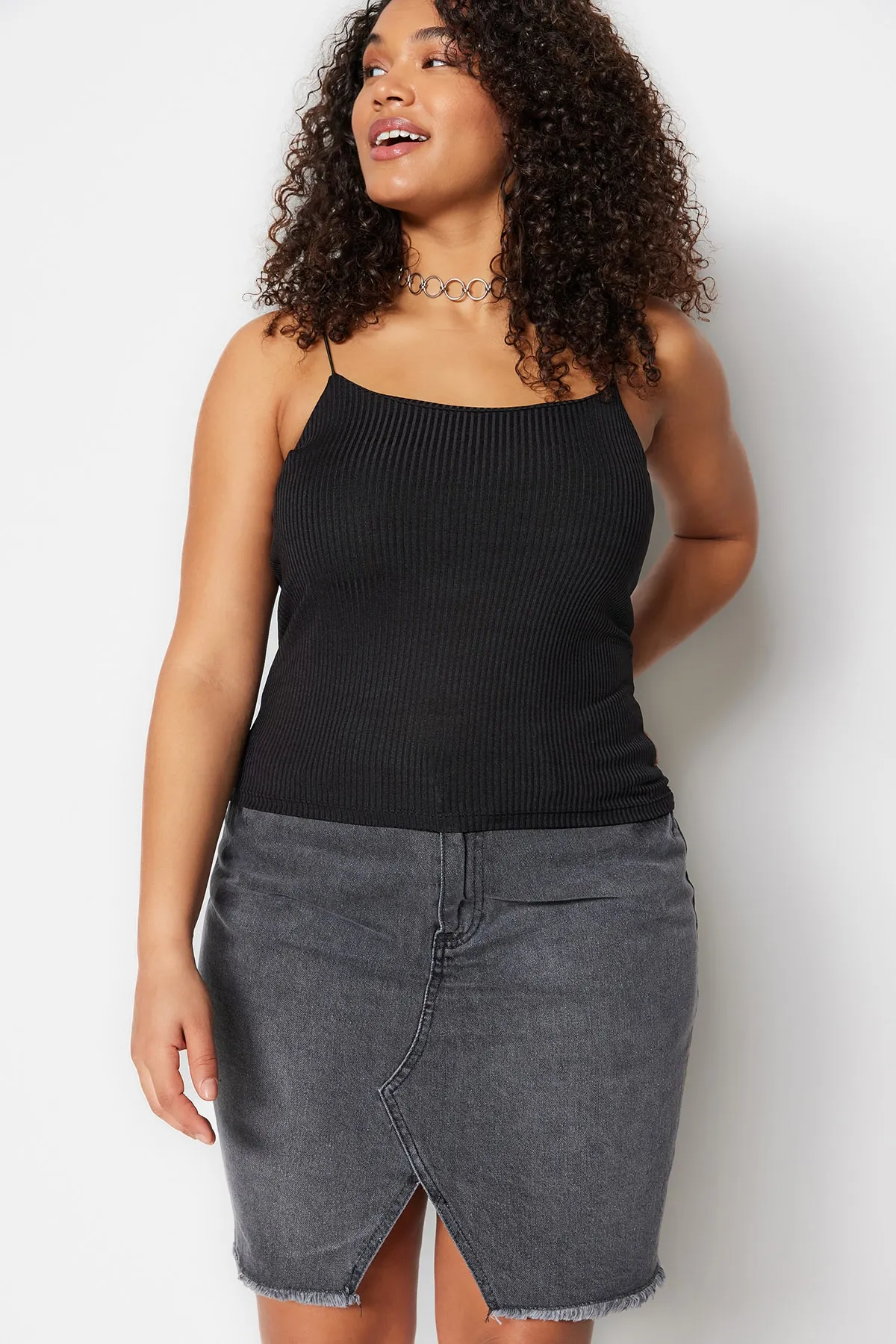 Trendyol Curve  Schwarze Crop-Strickbluse mit Riemchenmuster TBSSS23AF00013
