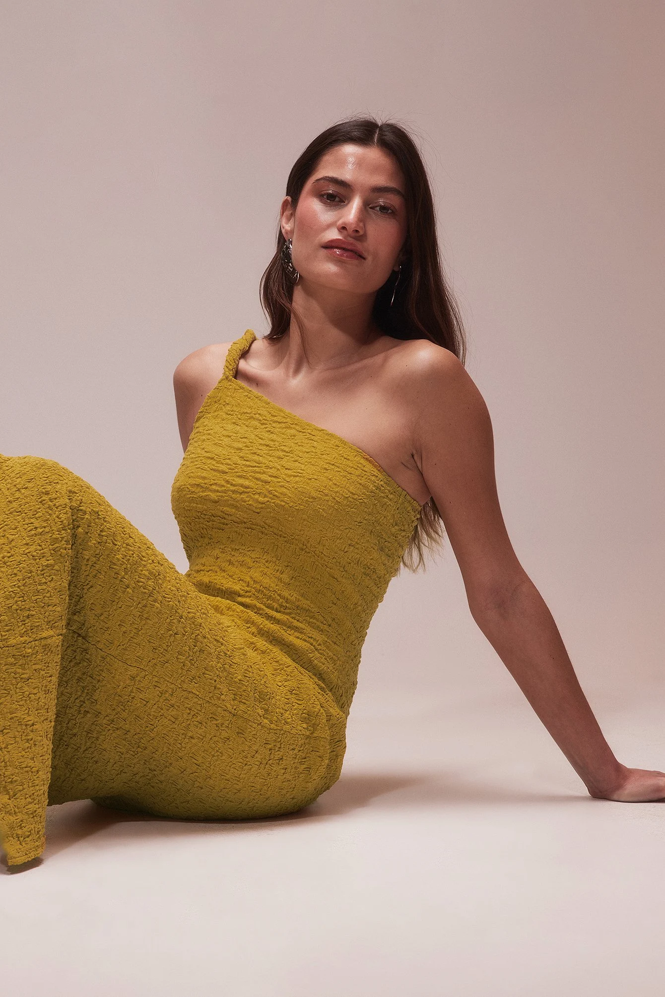 Gedrehtes, strukturiertes Midikleid