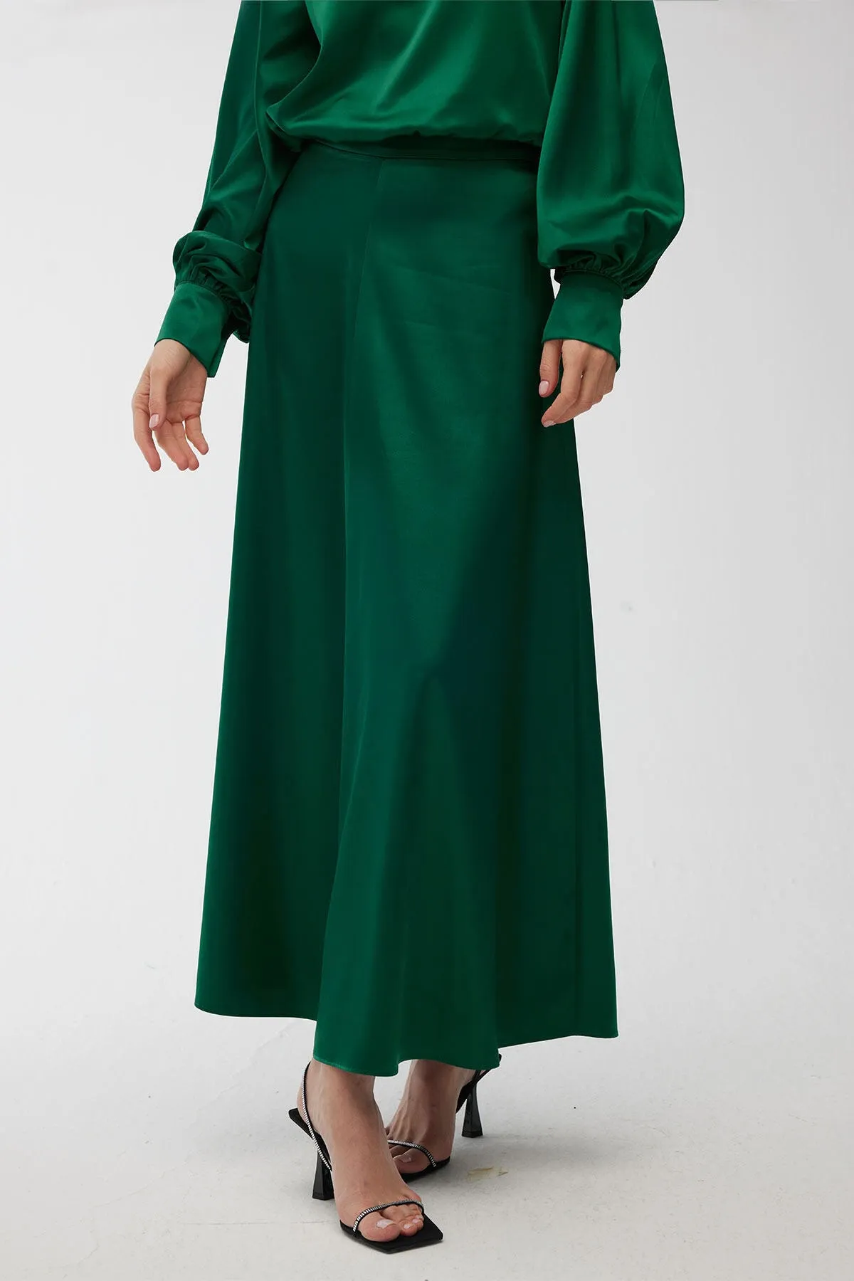 Manuka  Satin-Abendkleid, ausgestellter Rock, Smaragdgrün