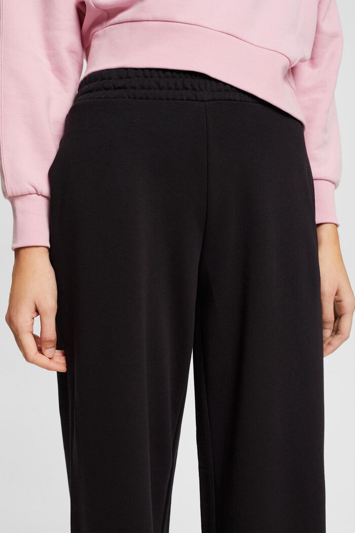 Jogger mit weitem Bein