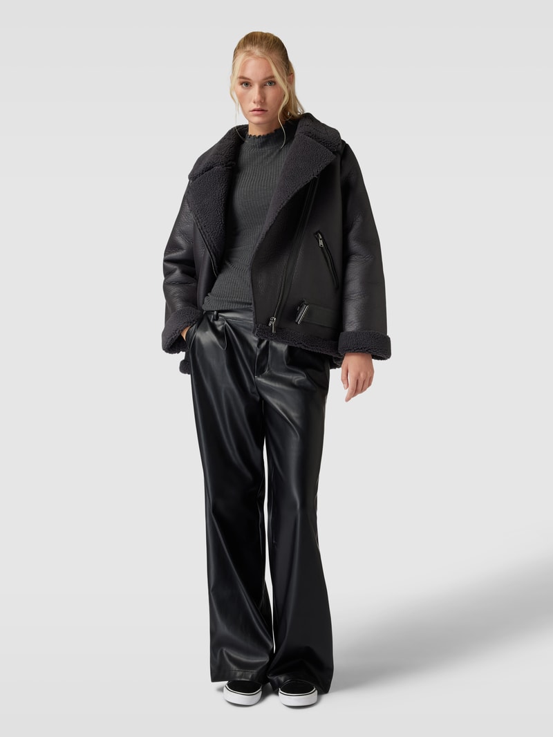 Longsleeve mit Wellensaum in schwarz