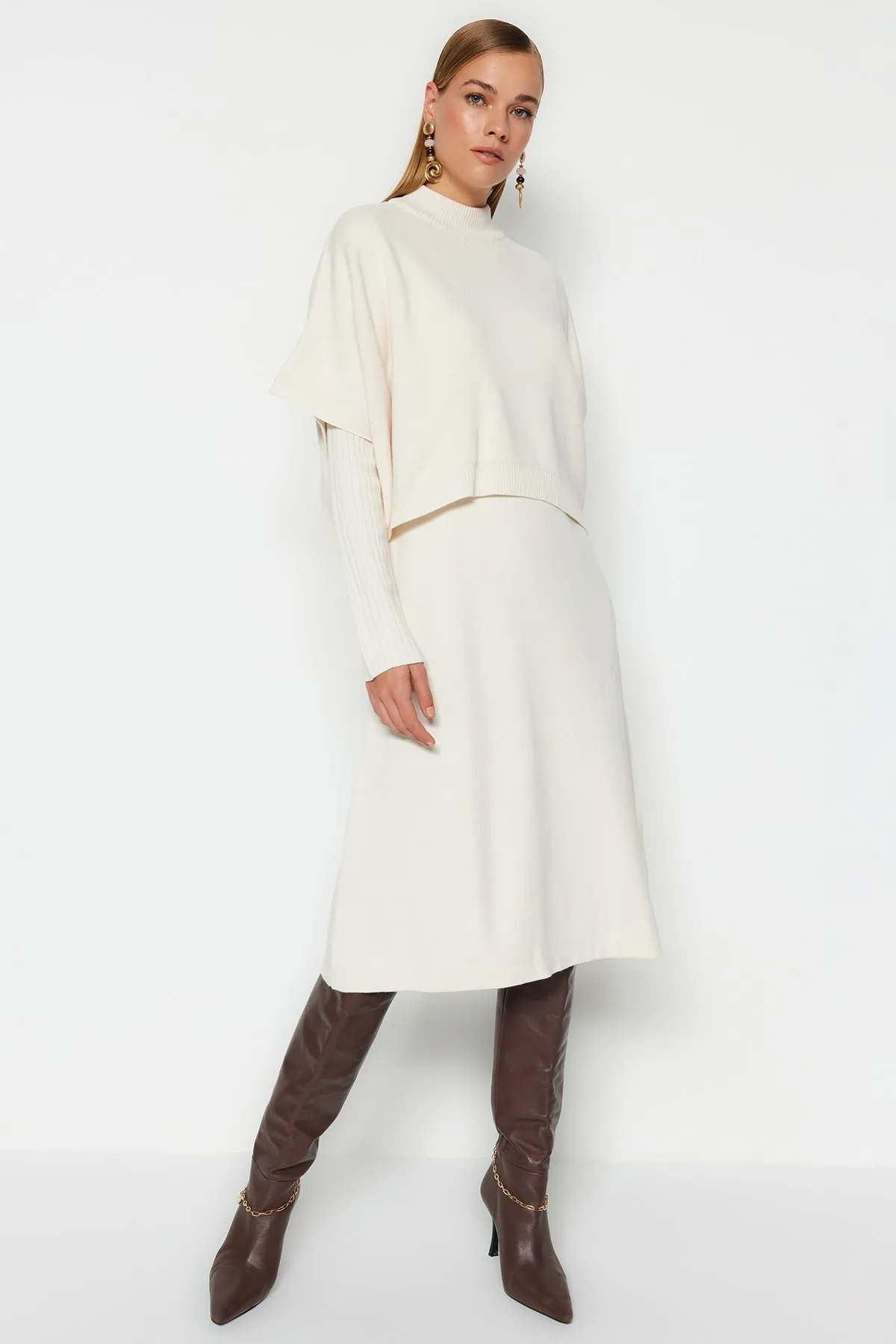 Trendyol Collection  Ecru Wide Fit Midi-Strickpullover mit hohem Kragen und Anzug TWOAW24EL00012