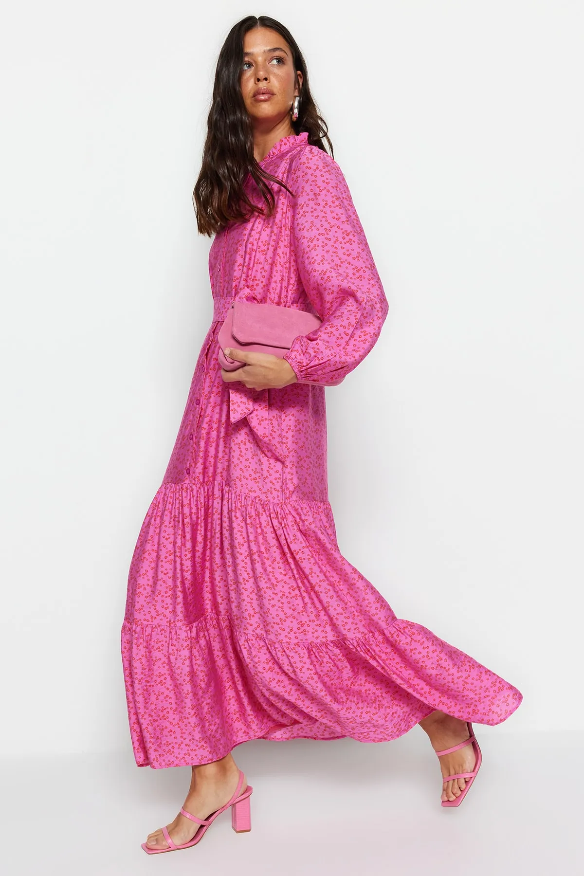 Trendyol Modest  Rosa gewebtes Kleid mit Gürtelrock, Volant, Blumenmuster und Futter TCTSS23EB00294