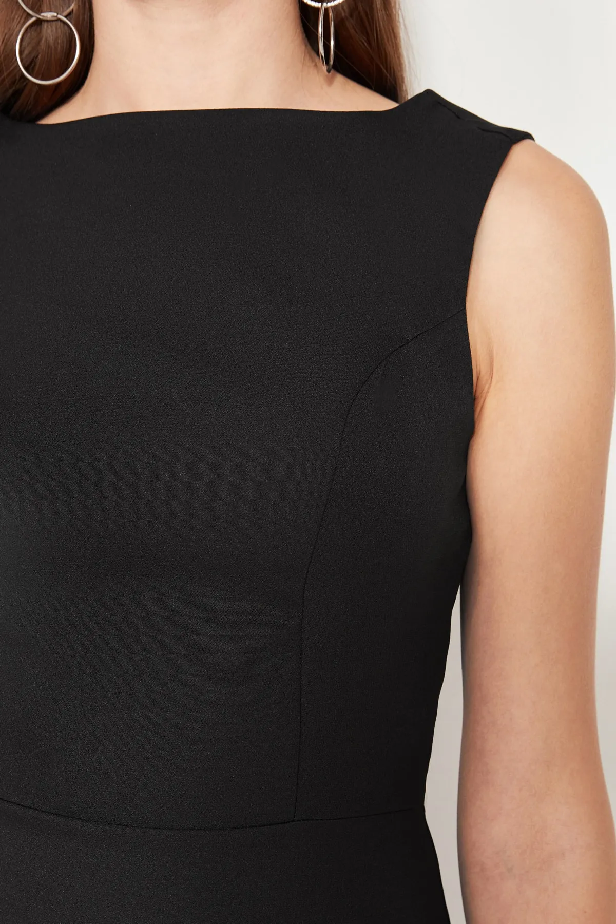 Trendyol Collection  Schwarzes, tailliertes, gewebtes, elegantes Abendkleid TPRSS21EL0023