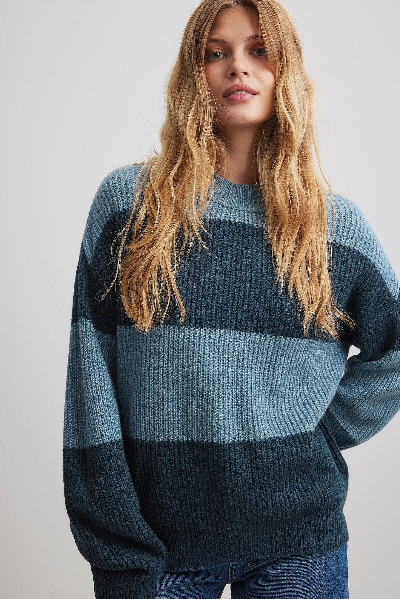 Gestrickter Pullover mit Farbstreifen