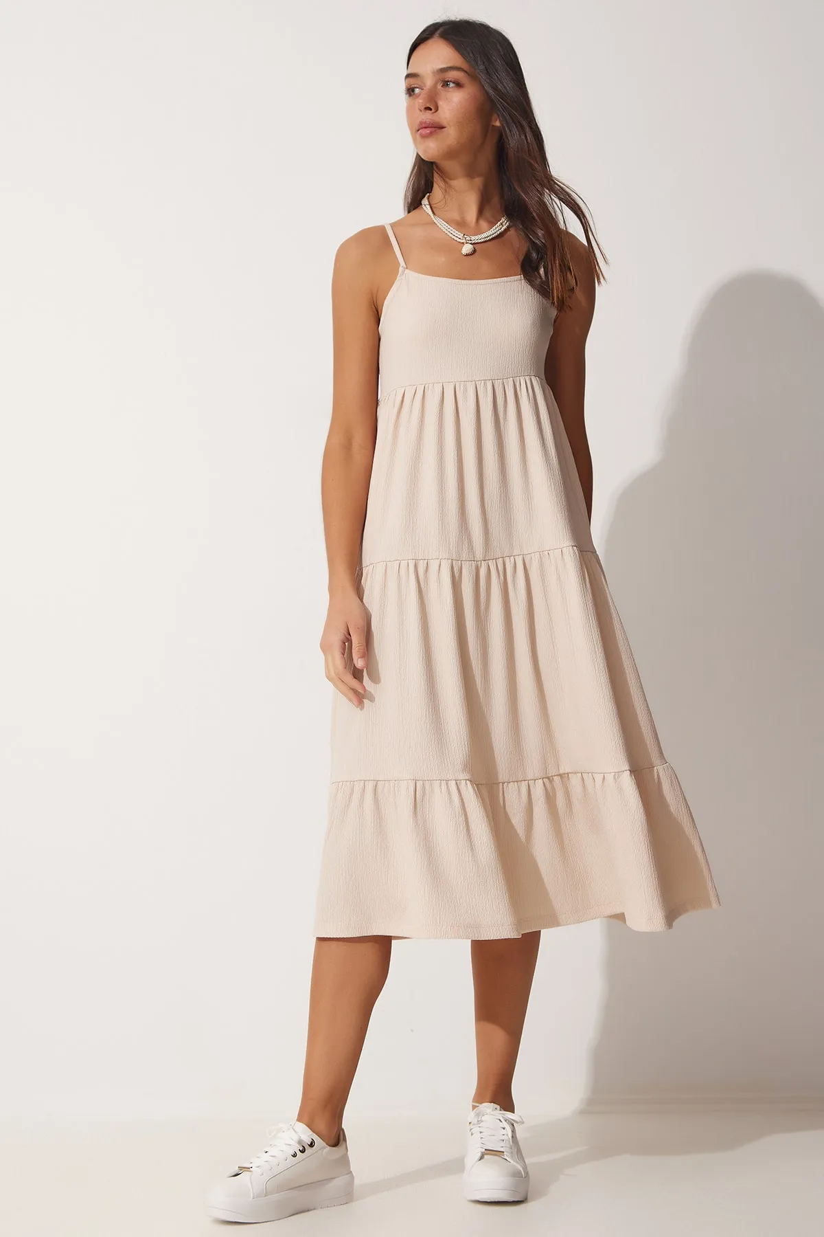 Happiness İstanbul  Cremefarbenes Damen-Sommerstrickkleid mit Volants und Trägern UB00077