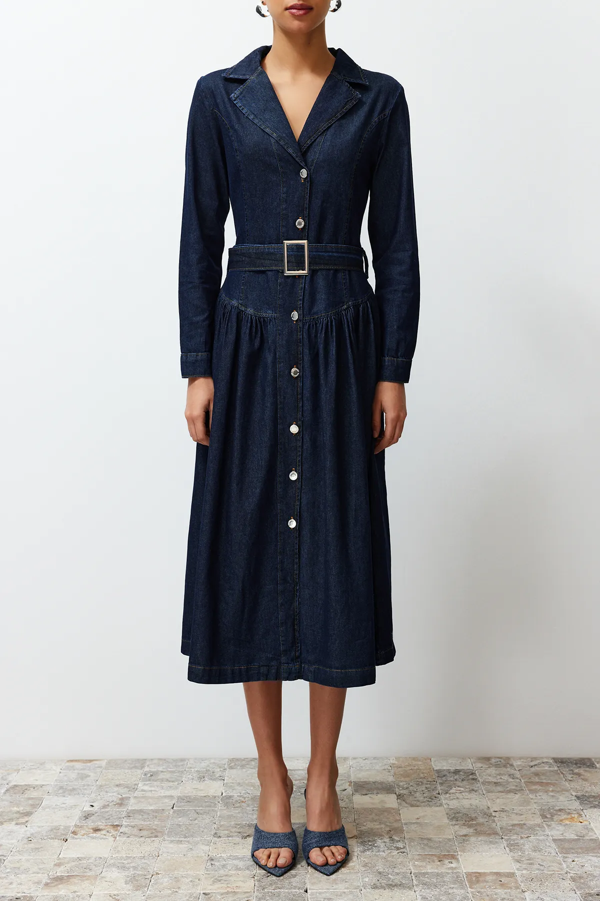 Trendyol Collection  Blaues Midikleid mit Gürtel TWOSS24EL00776