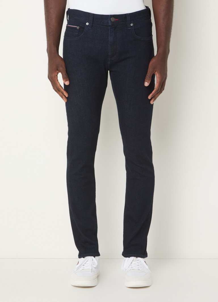 Calça jeans Tommy Hilfiger Core slim fit com lavagem escura e bolsos laterais.