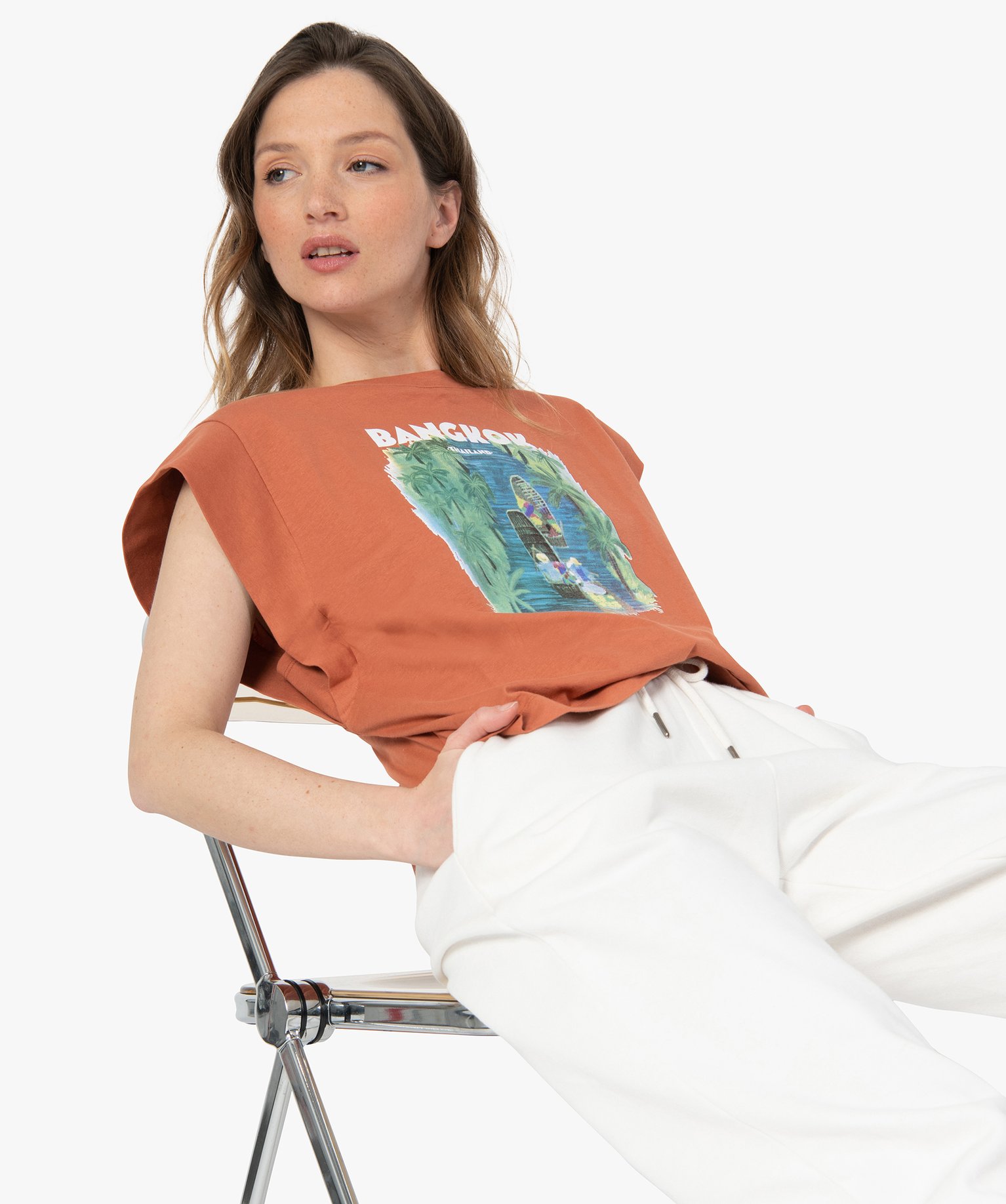 Tee-shirt femme sans manches avec motif sur le buste marron | GEMO