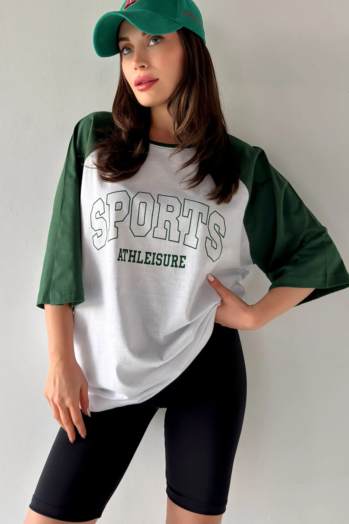 MODAGEN  Unisex-Baumwolle, weiße Ärmel, grünes, sportlich bedrucktes, übergroßes Boyfriend-T-Shirt mit Rundhalsausschnitt