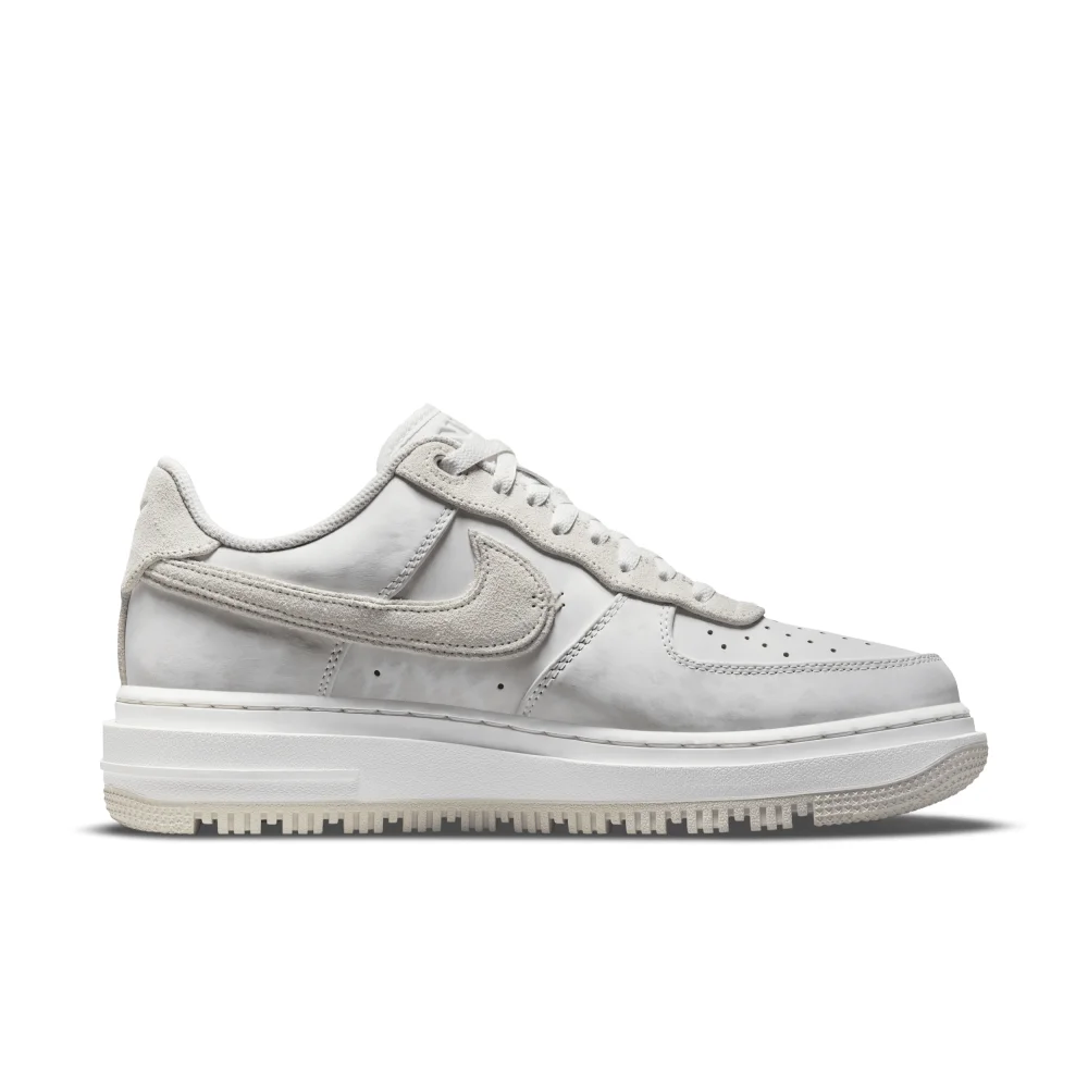 Nike Air Force 1 Luxe DD9605-100 / weiss