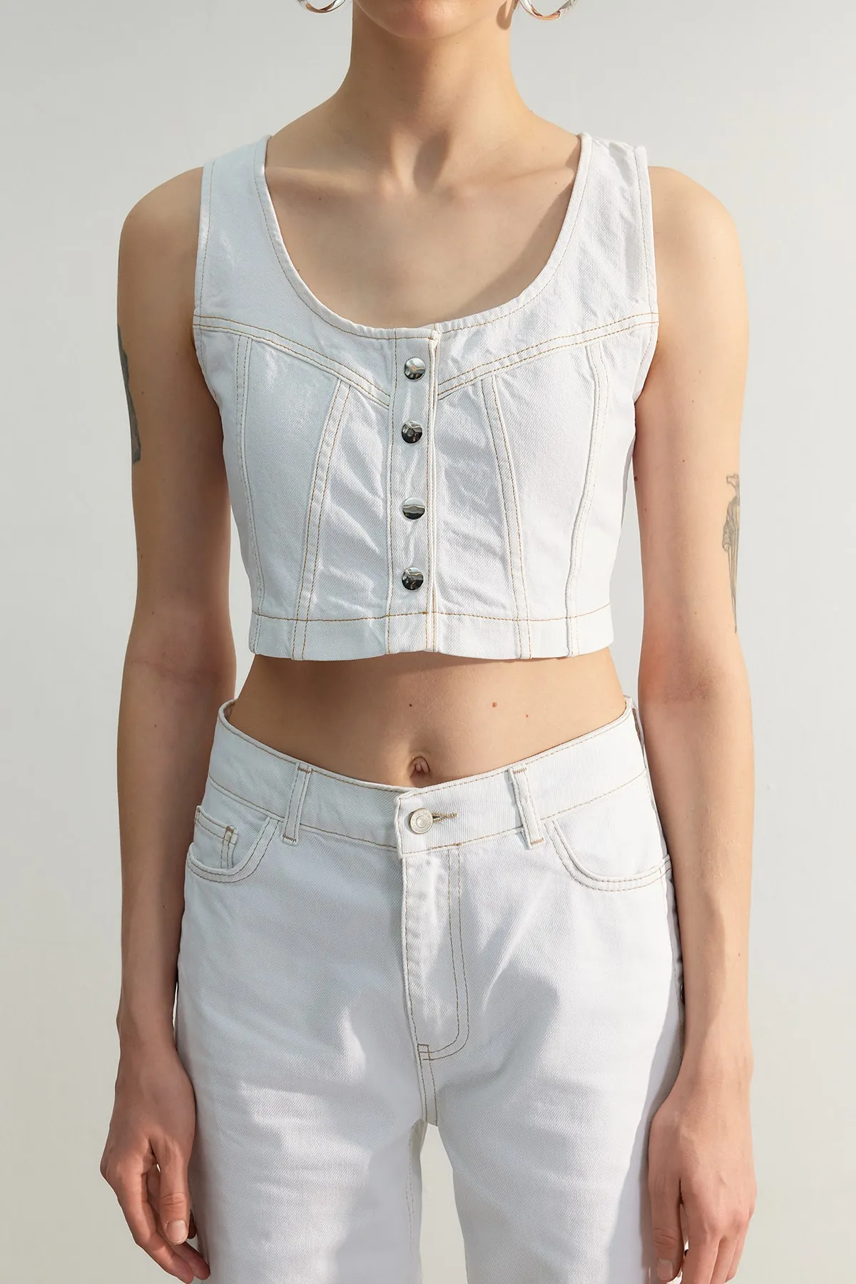 Trendyol Collection  Weißes Jeans-Bustier in limitierter Auflage mit Nieten-Detail TWOSS23BS00015