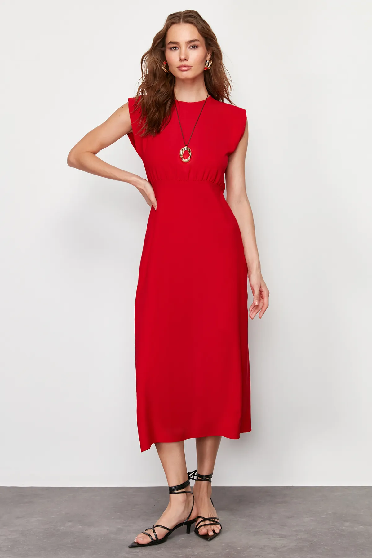 Trendyol Collection  Rotes A-Linien-Midikleid aus Aerobin-Gewebe mit Rundhalsausschnitt und Rundhalsausschnitt TWOSS24EL00601
