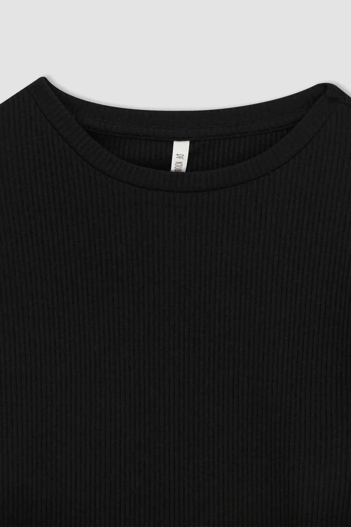 DeFacto  Slim Fit Kurzarm-T-Shirt mit Rundhalsausschnitt K7064az22sm