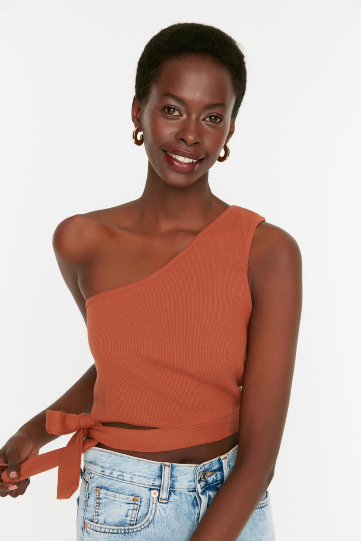 Trendyol Collection  Zimtfarbene, figurbetonte One-Shoulder-Bluse aus geripptem Strick mit Detail TWOSS22BZ1558